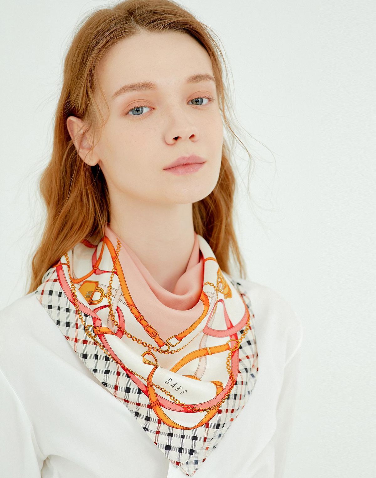 닥스 여성 액세서리(DAKS WOMENS ACCESSORIES) [SILK100] 핑크 체인 패턴 스퀘어 실크스카프 DCSC3F142P2