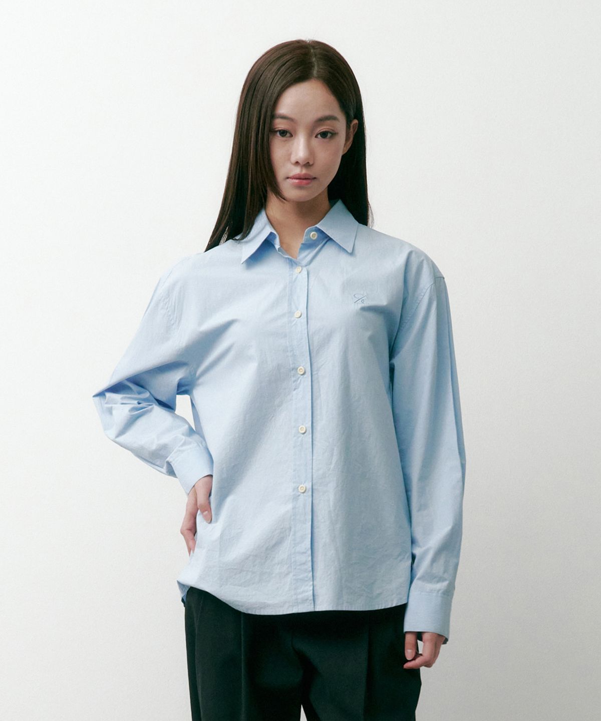 솔트앤초콜릿(SALT AND CHOCOLATE) SAC 로고 베이직 셔츠 스카이블루 4W2237301