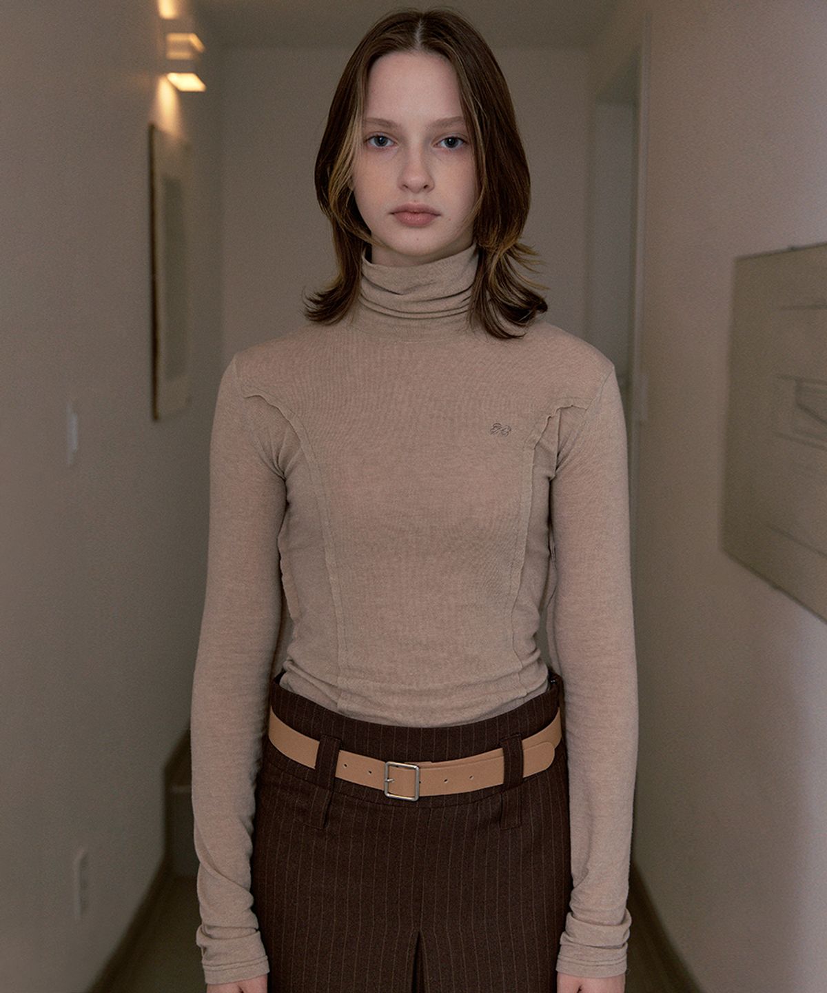 시눈(SINOON) RAW EDGE TURTLE NECK (LIGHT BEIGE)