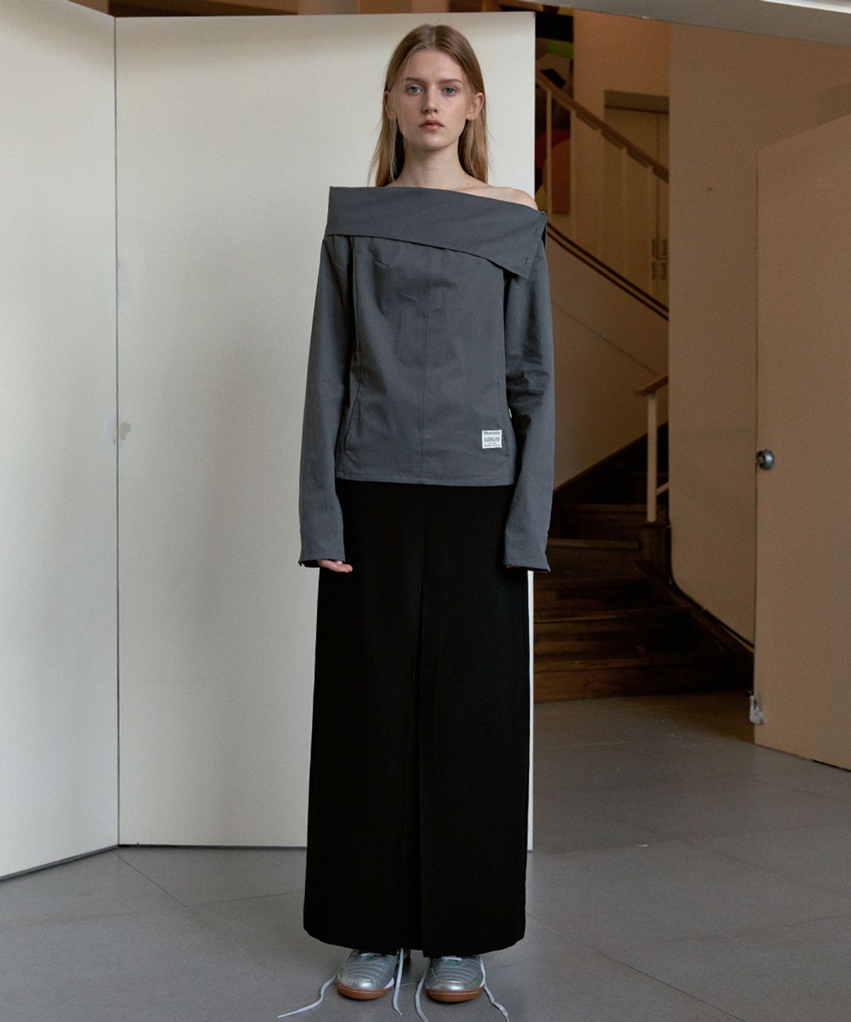 시눈(SINOON) OFF-SHOULDER BOTTONED BLOUSE (CHARCOAL)