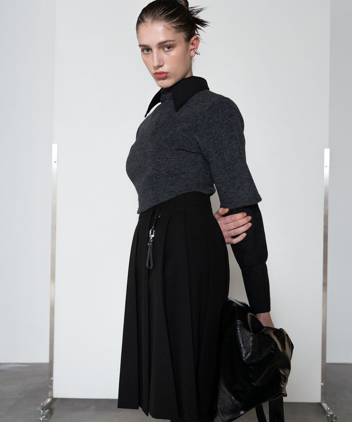 320쇼룸(320SHOWROOM) Mock Neck Short Sleeve Knit Charcoal gray