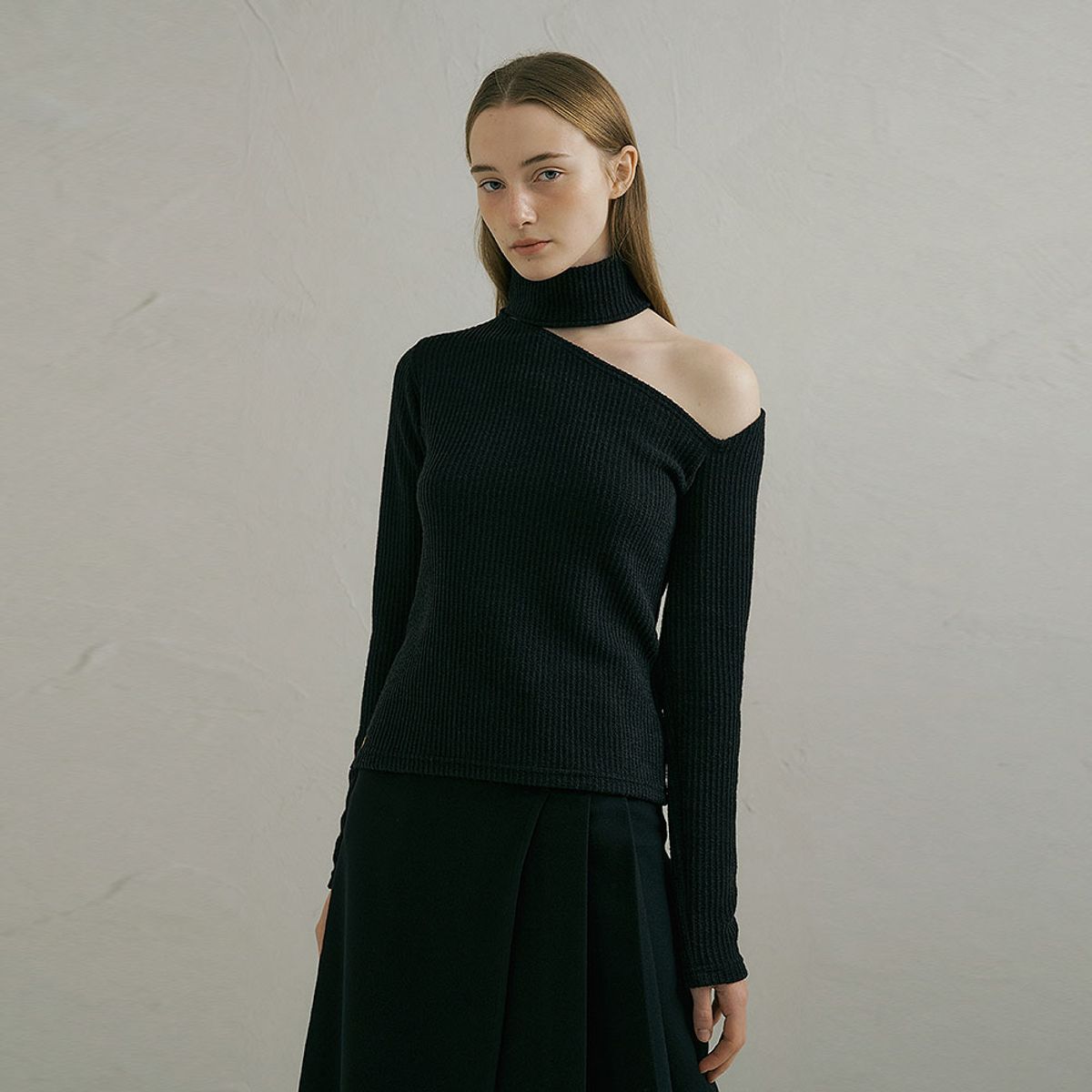 루시르주(LUCIR ZU) Shoulder cutting turtleneck sleeves (black)
