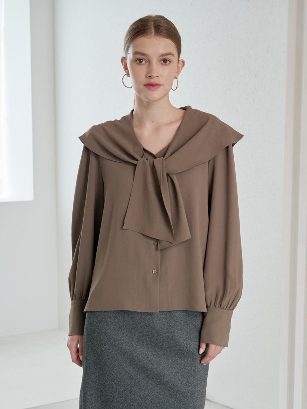 코엣(COETT) 루시 스카프 블라우스 Lucy Scarf Blouse_BROWN