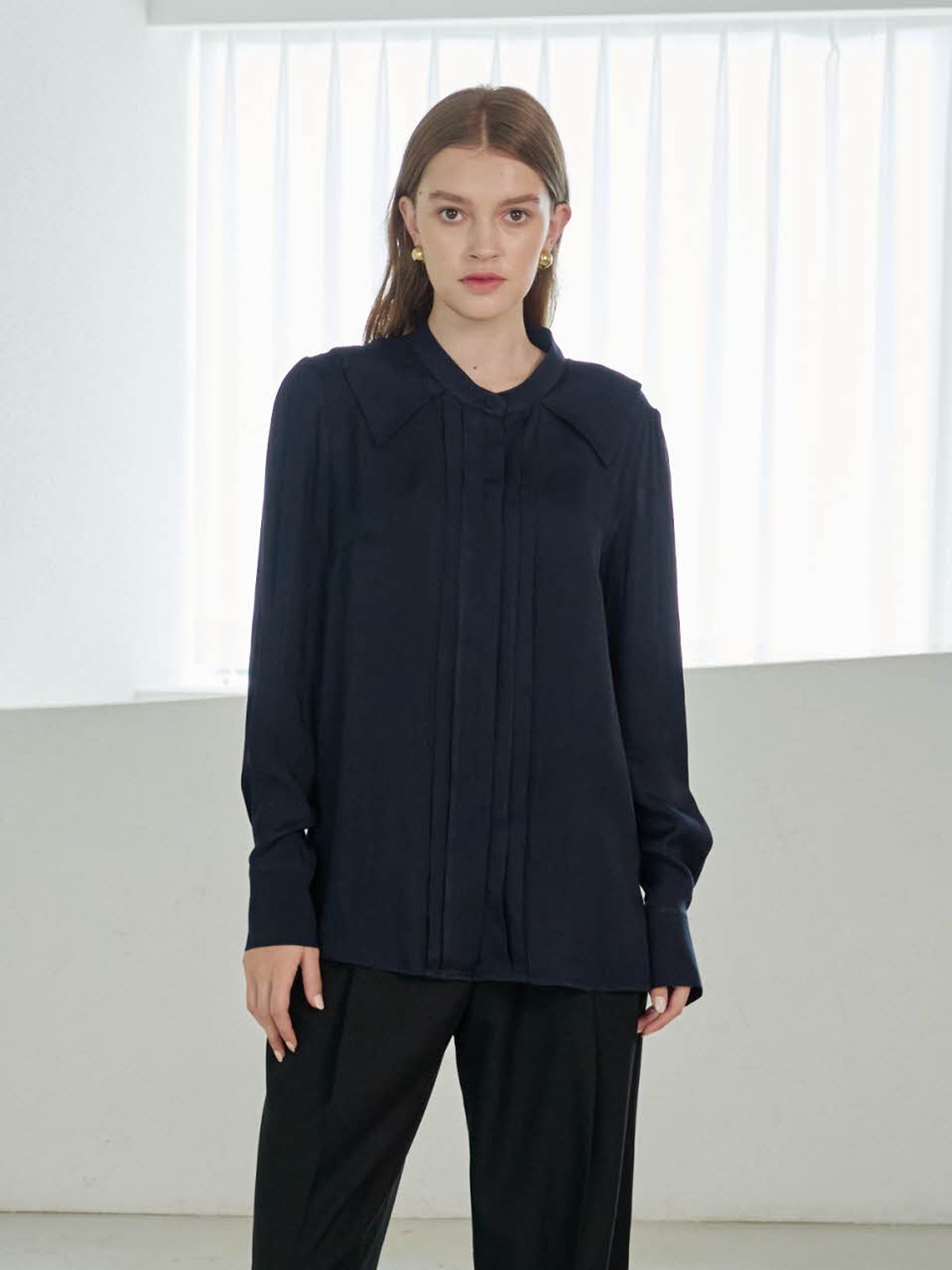 코엣(COETT) 엘렌 플리츠 블라우스 Ellen Pleats Blouse_NAVY