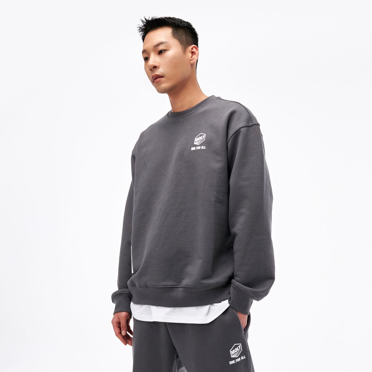 몰트(MOLT) Signature 로고 스퀘어 라벨 맨투맨(차콜)