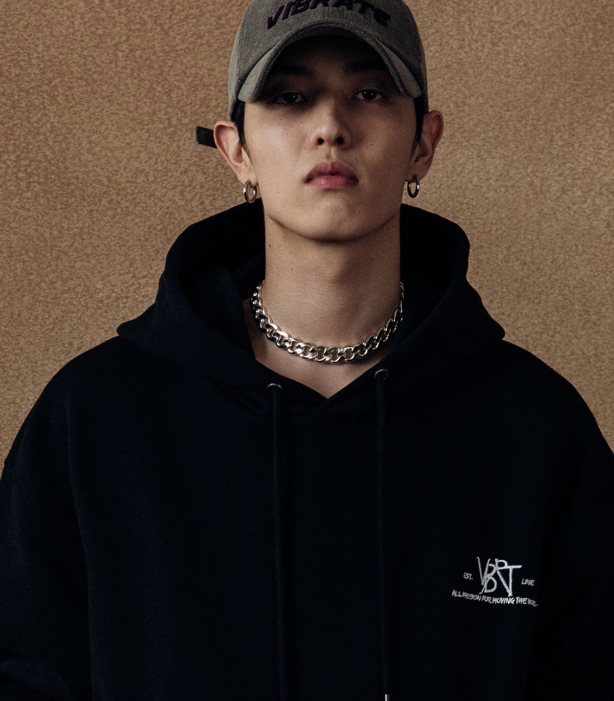 바이브레이트(VIBRATE) VBRT - BASIC LOGO HOODIE (BLACK)