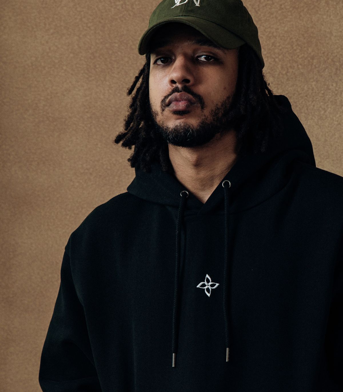바이브레이트(VIBRATE) BLACK LINE - V TURN LETTERING HOODIE (BLACK)