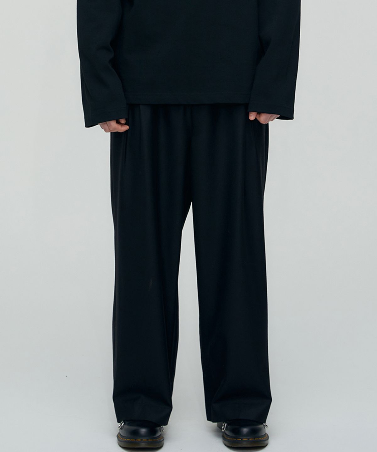 핀스드룩(FINSDRUCK) INVERTED PLEATS REAL WIDE FIT BANDING SLACKS