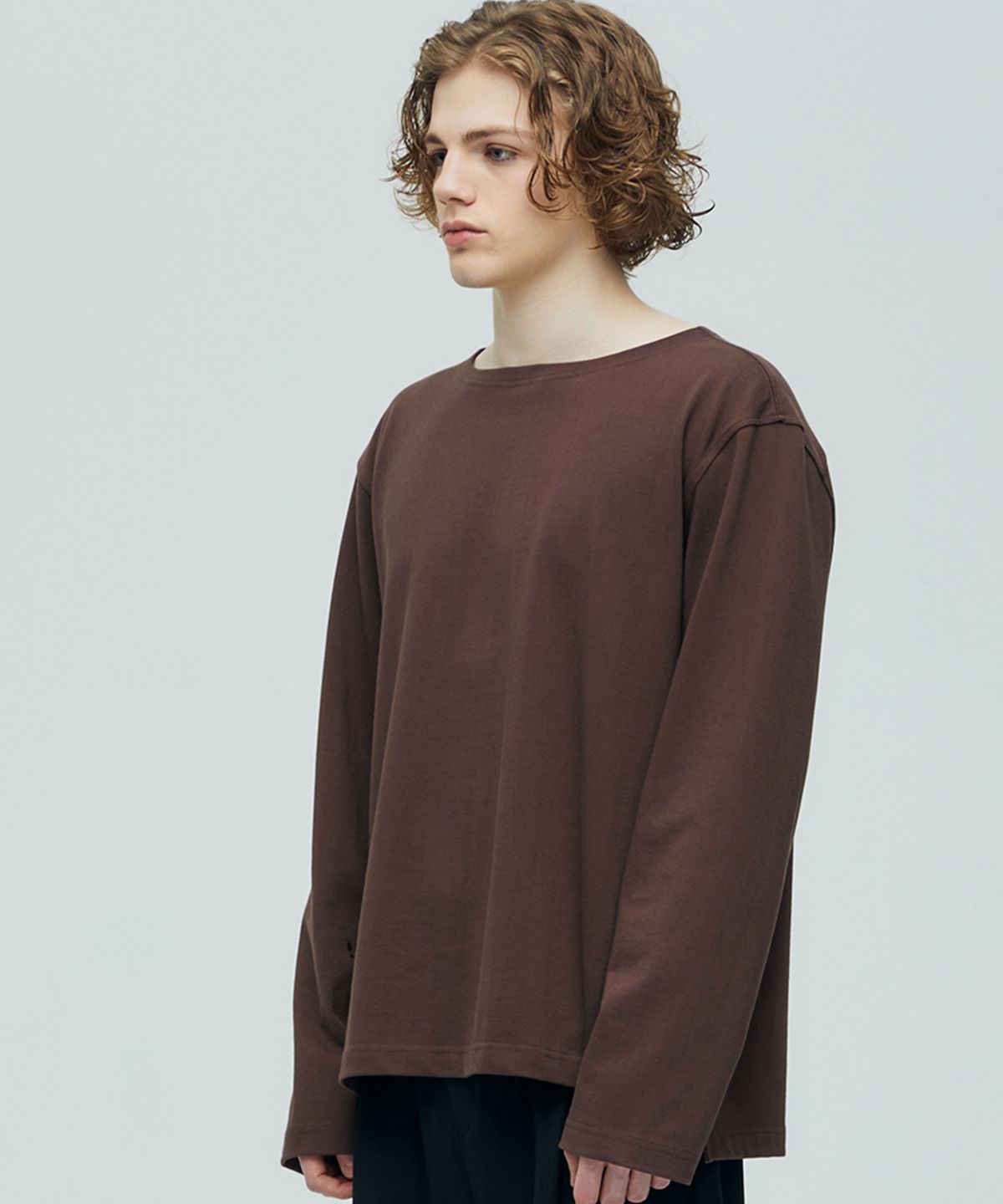 핀스드룩(FINSDRUCK) BACK PLEATS BOAT NECK TOP(MOCHA BROWN)