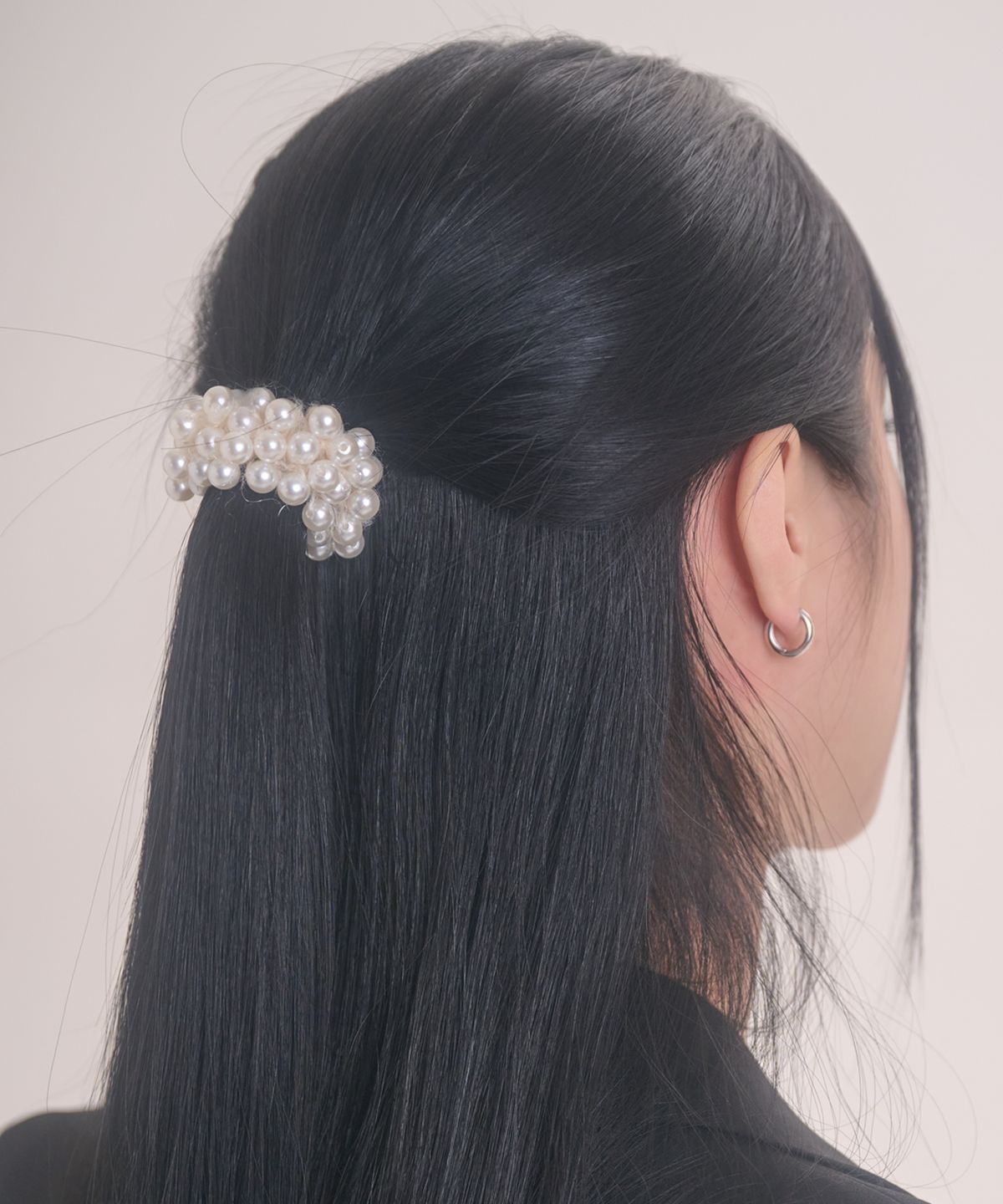 포스트루드(POSTLUDE) PEARL SCRUNCHIE (WHITE)
