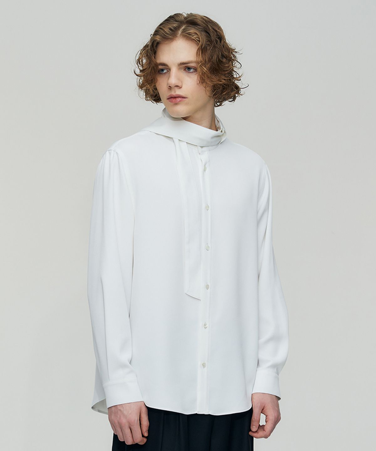 핀스드룩(FINSDRUCK) DETACHABLE SCARF HIGH NECK SHIRTS (WHITE)