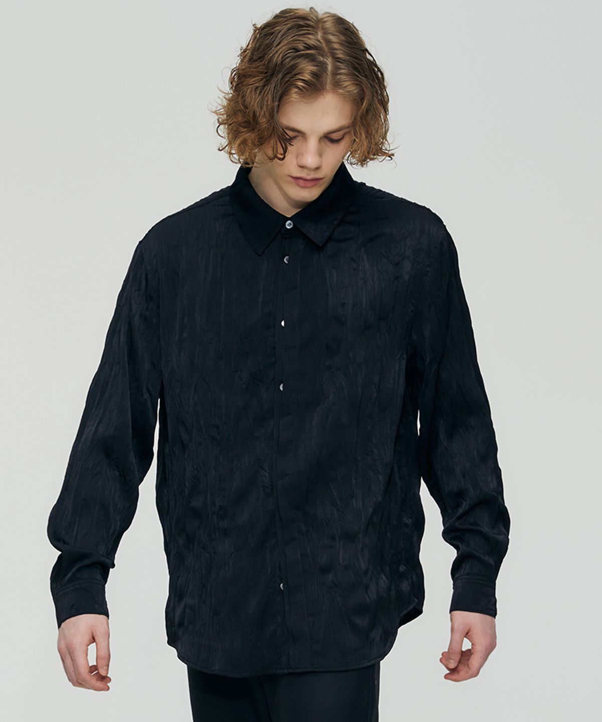 핀스드룩(FINSDRUCK) PEARLY CREASE HALF HIDDEN SHIRTS (BLACK)