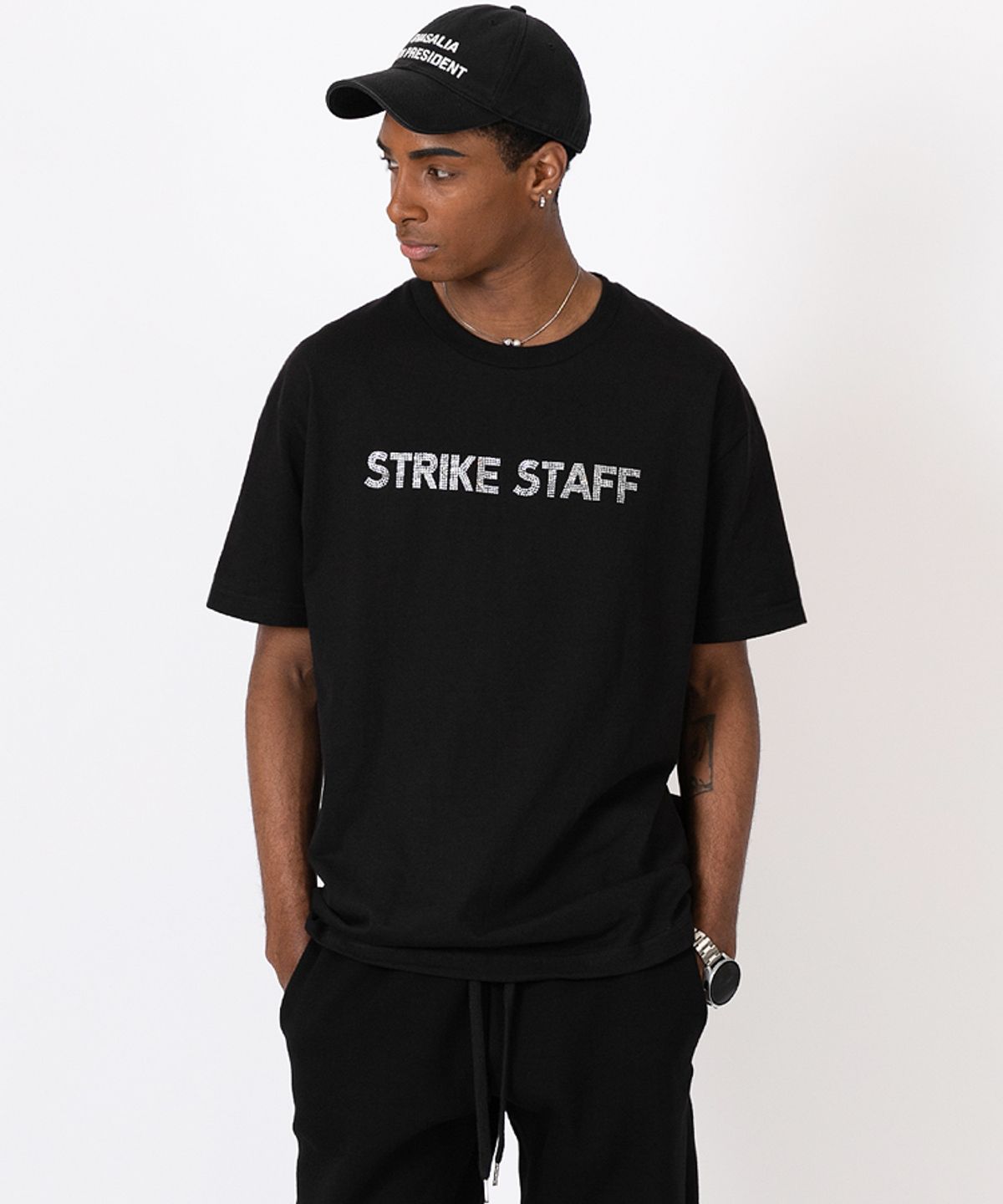 스트라이크(STRIKE) 스태프 크리스탈 티셔츠 (BLACK)