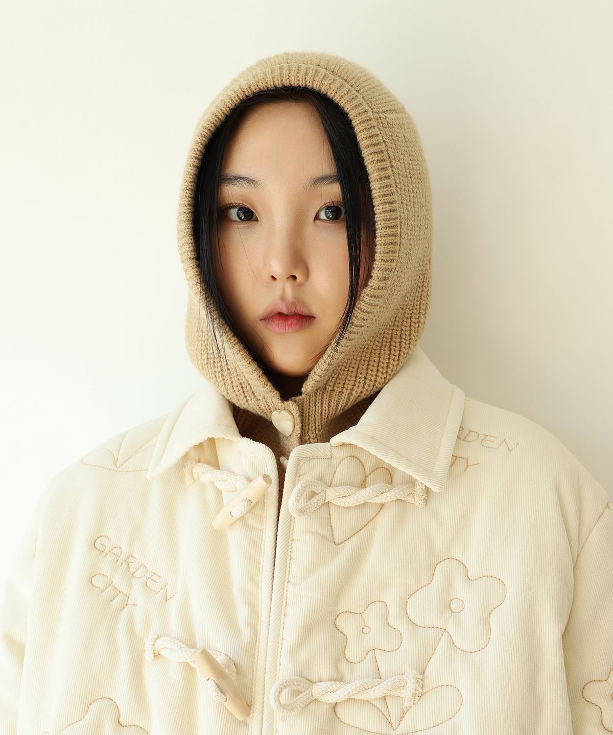 고코리(GOCORI) PEARL BUTTON BALACLAVA - BEIGE 니트 바라클라바