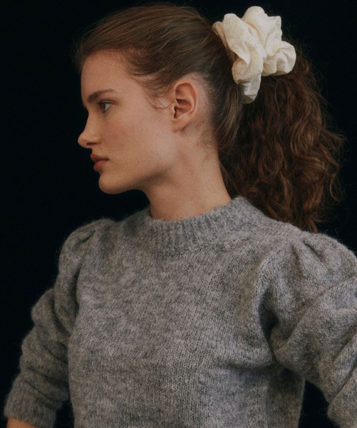 쏘이르(SO IR) FLOWER SCRUNCHIE - IVORY