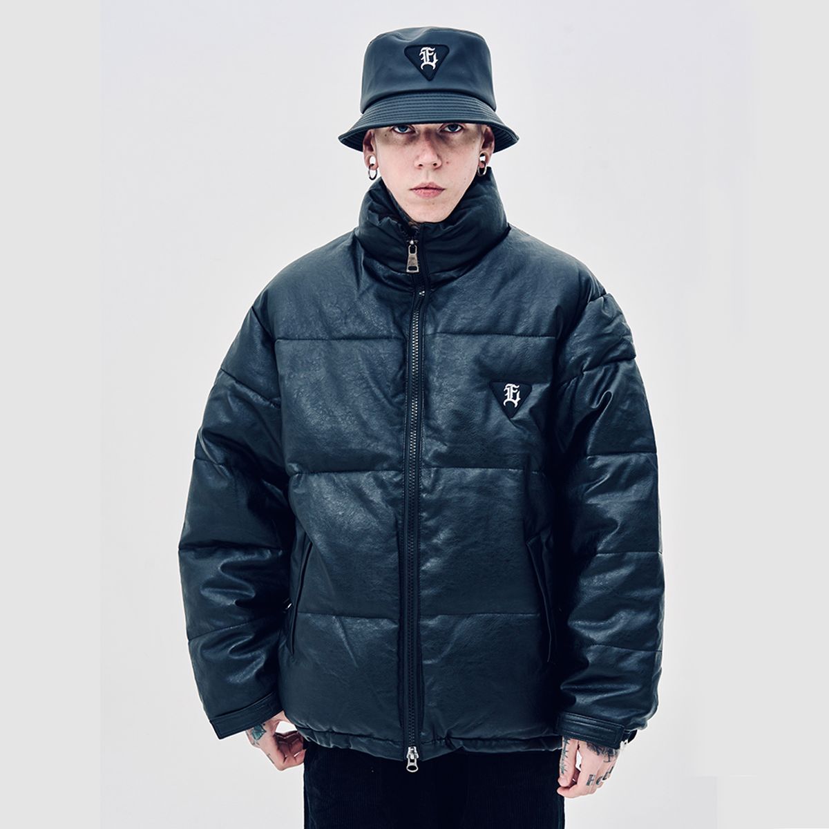 에잇볼륨(EIGHTVOLUME) EV E 엠블램 패치 레더 숏패딩 (블랙)
