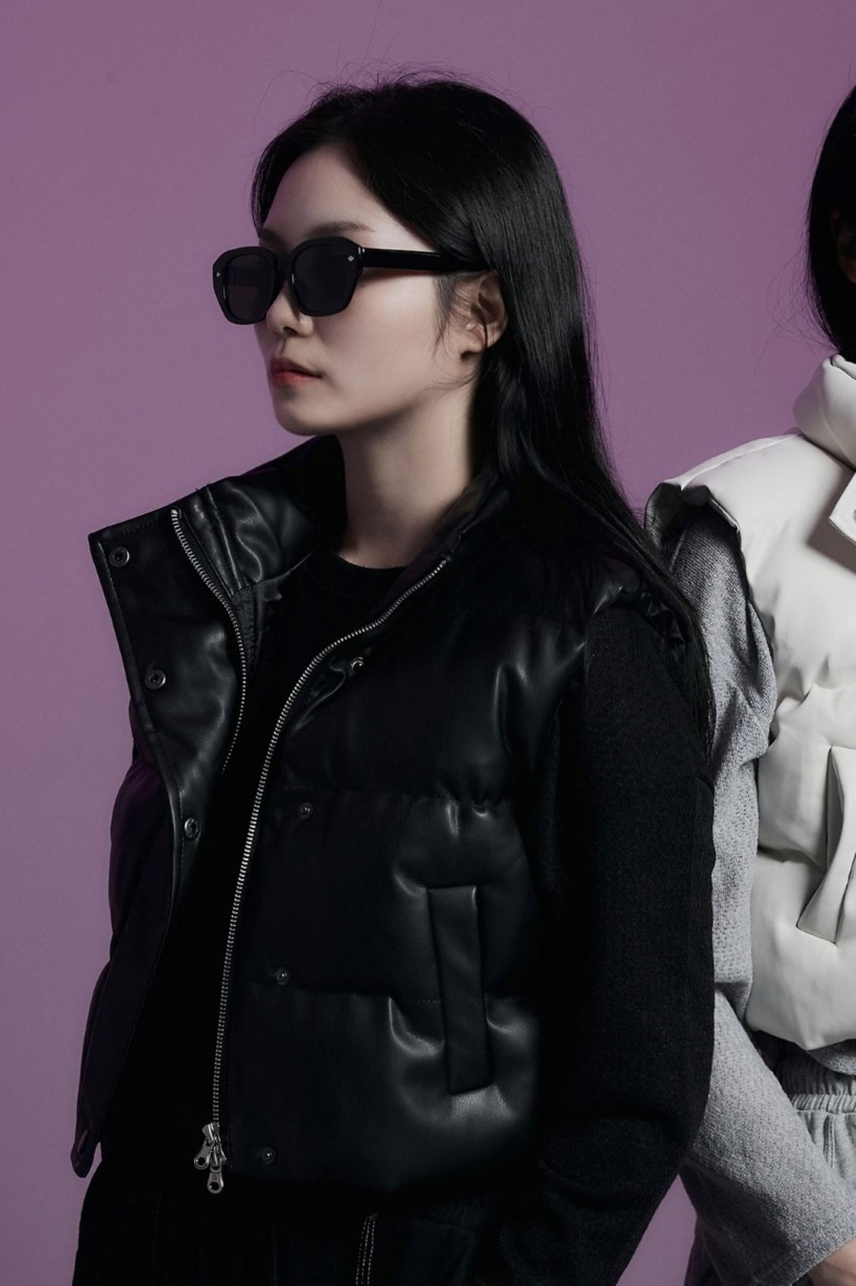 어퍼스트로피 콤마(APOSTROPHE COMMA) 레더 크롭 패딩 베스트 (블랙)