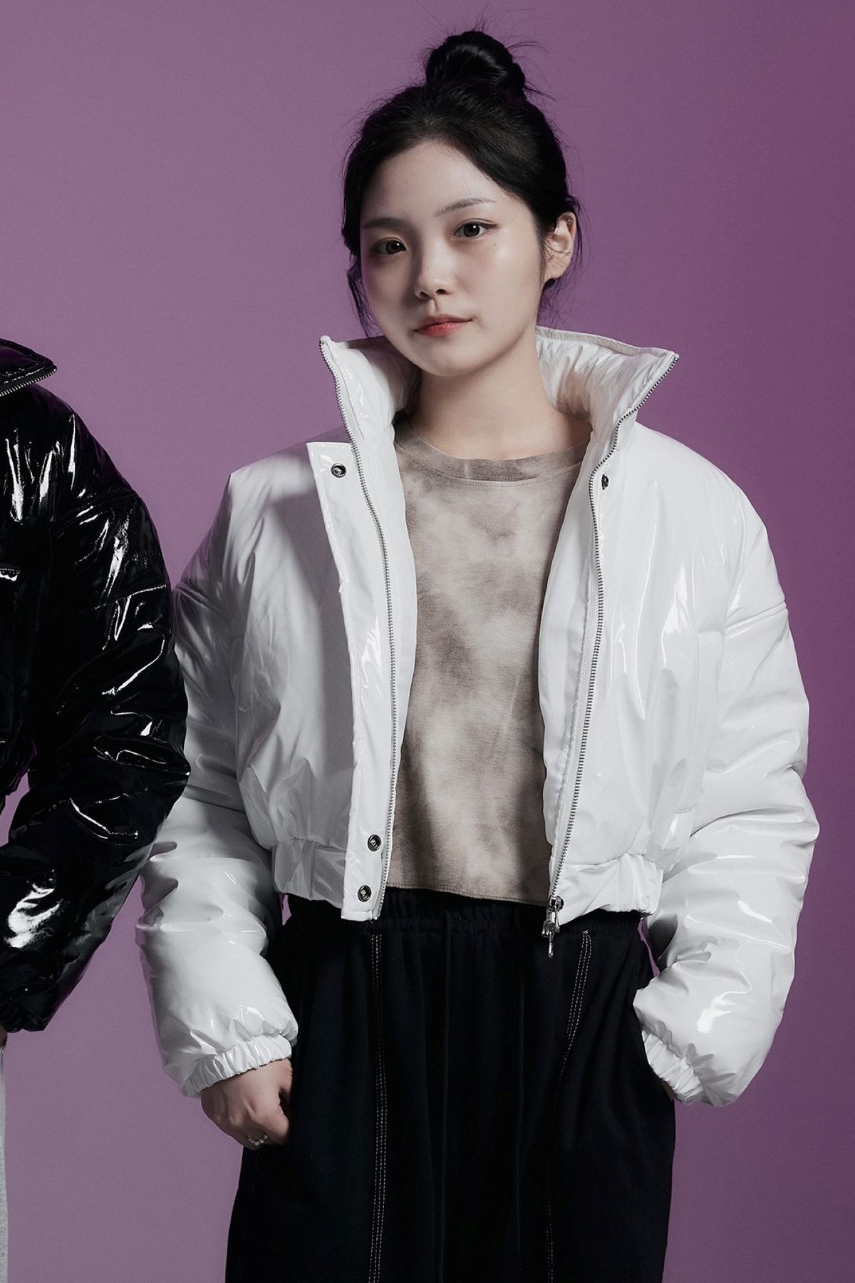 어퍼스트로피 콤마(APOSTROPHE COMMA) 하이글로시 숏 패딩 점퍼 (화이트)