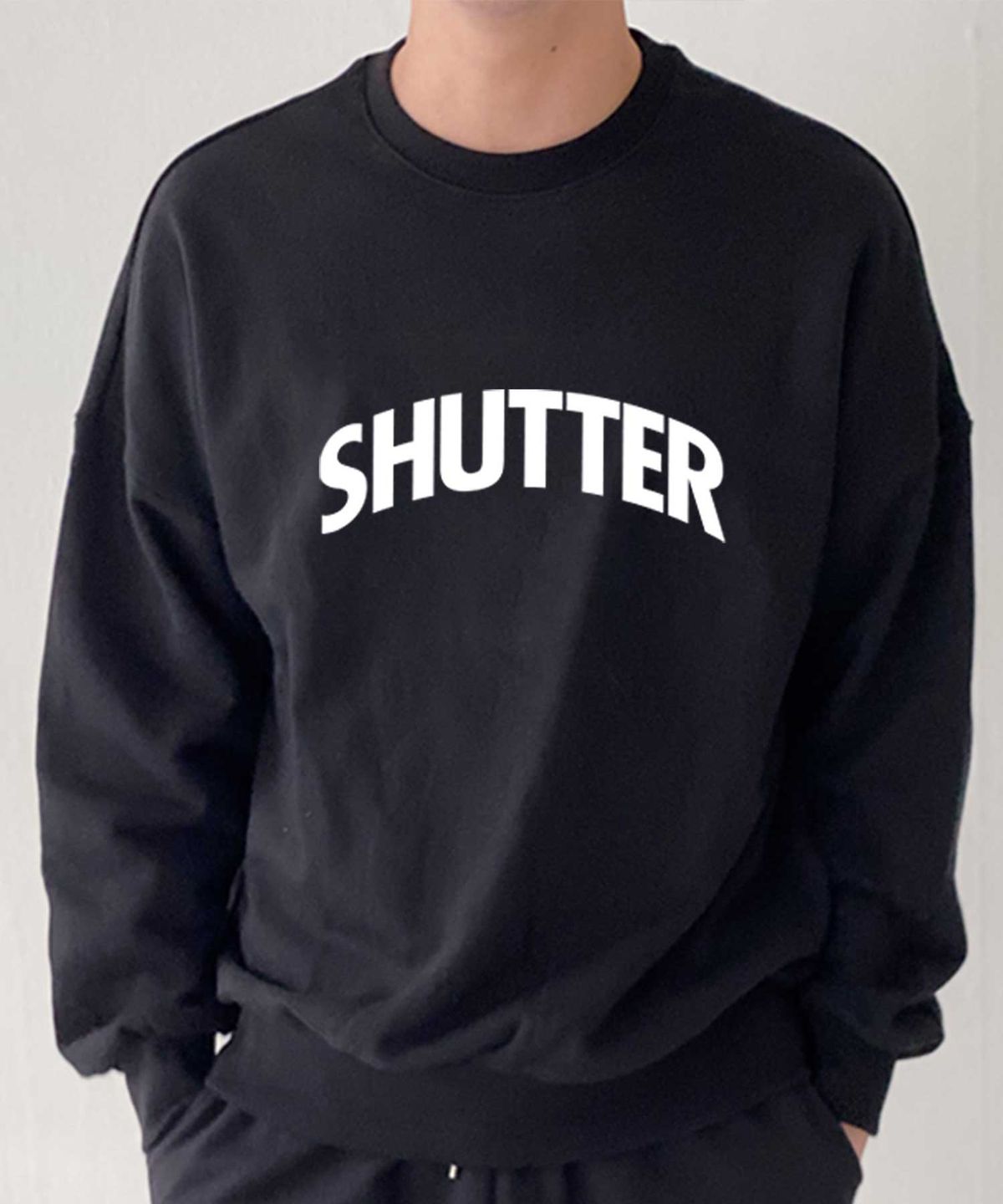셔터(SHUTTER) 아치 로고 오버핏 맨투맨  (SRTS401) 블랙