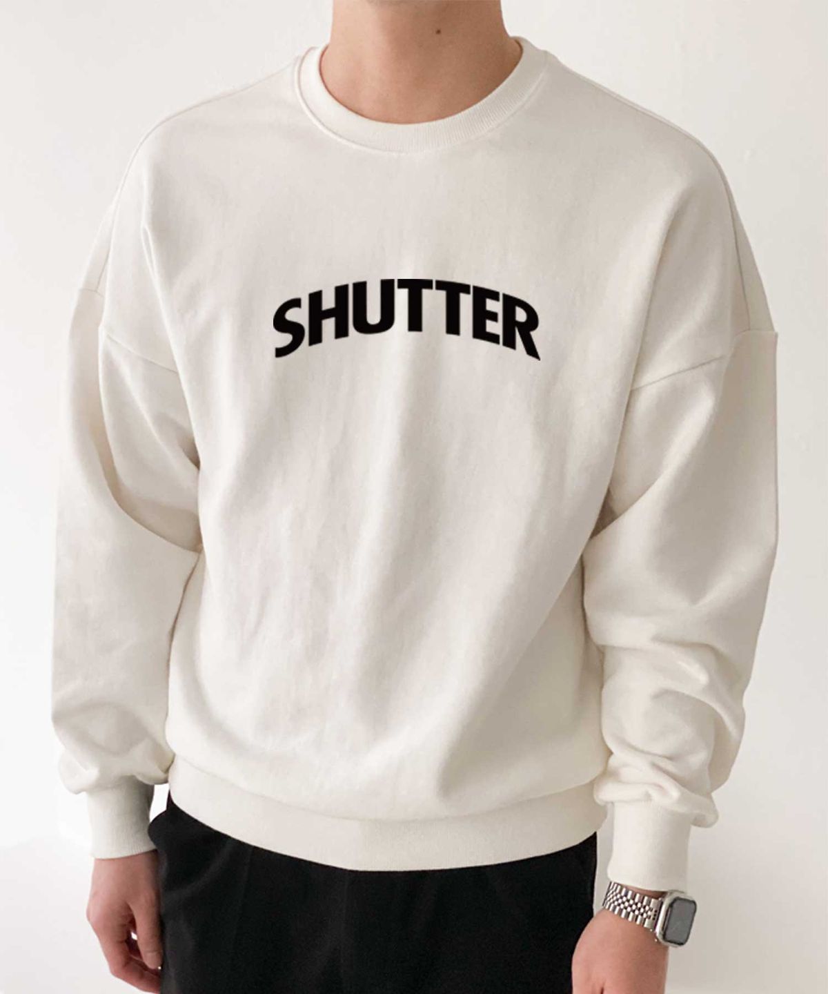 셔터(SHUTTER) 아치 로고 오버핏 맨투맨  (SRTS401) 화이트