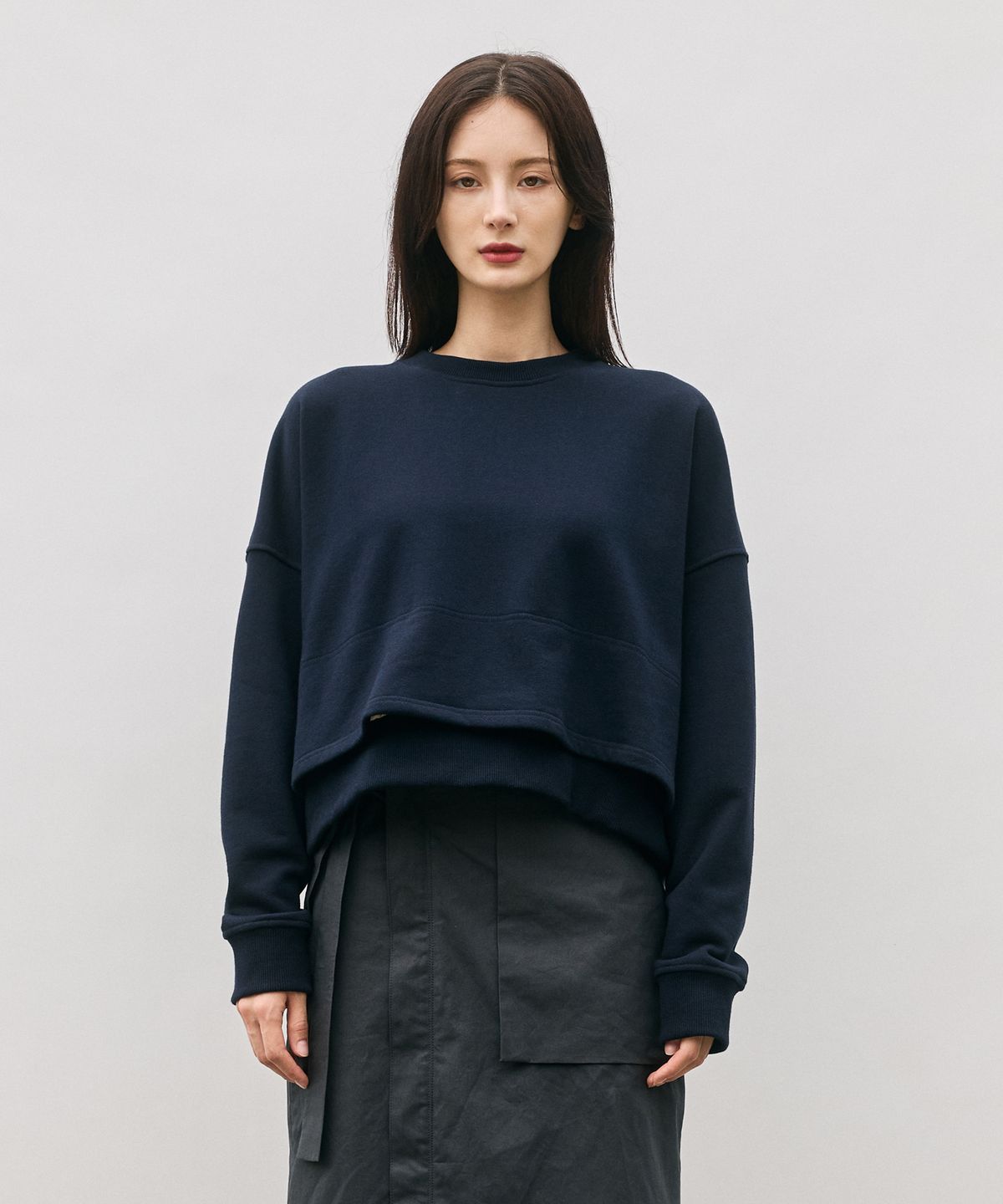 모노포비아(MONOPHOBIA) LAYERED COTTON CROP SWEATSHIRT NAVY