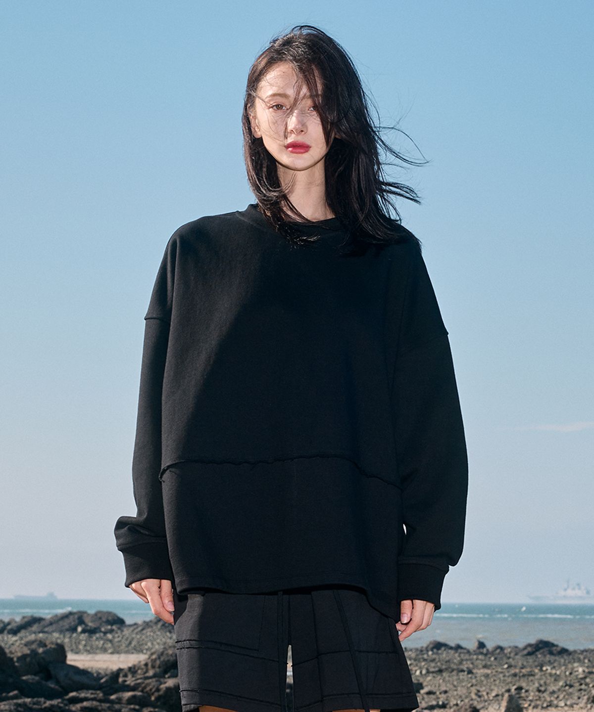 모노포비아(MONOPHOBIA) RAW CUTTING LINE COTTON SWEATSHIRT BLACK