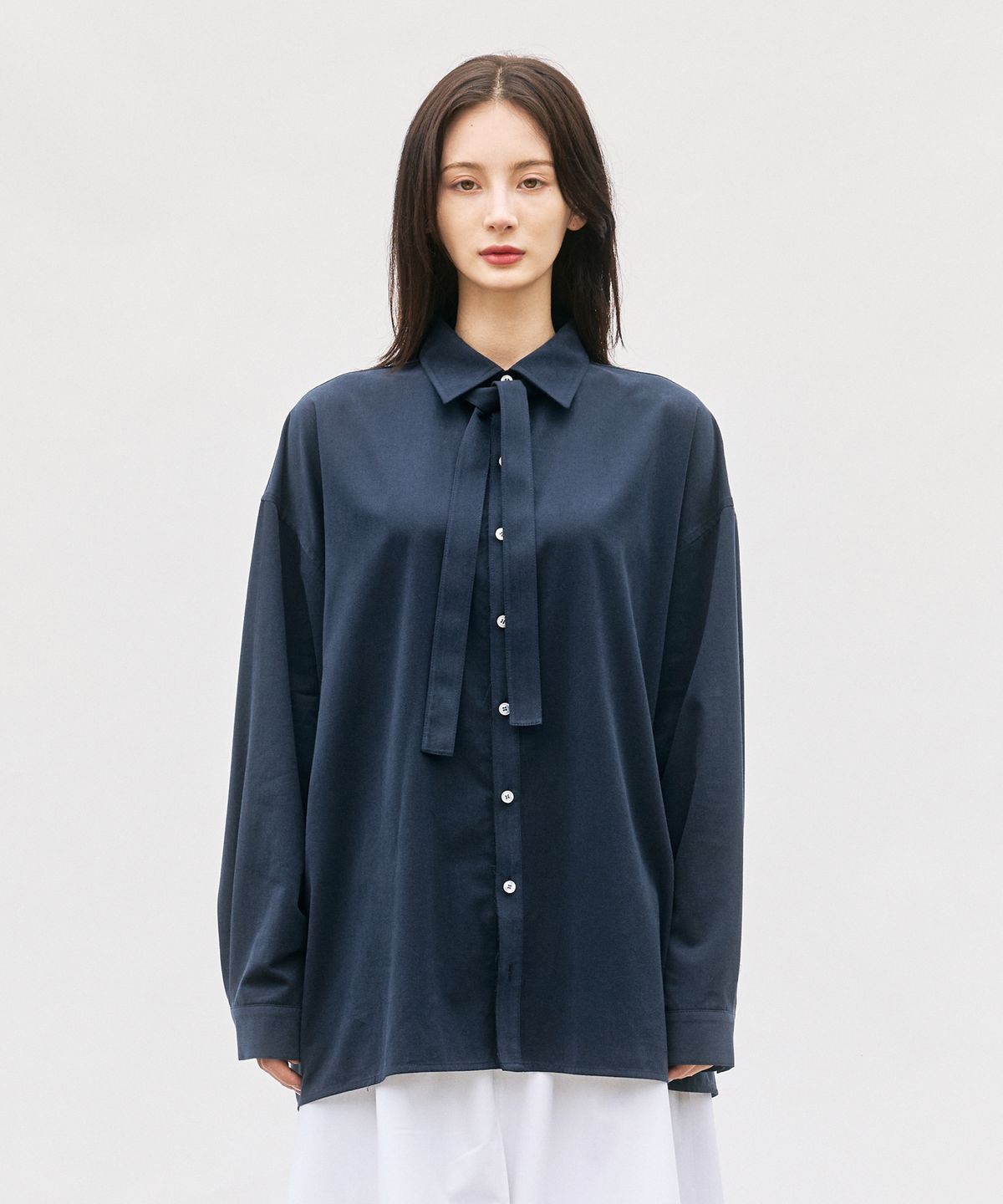 모노포비아(MONOPHOBIA) STRAP TIE NECK BLOUSE NAVY