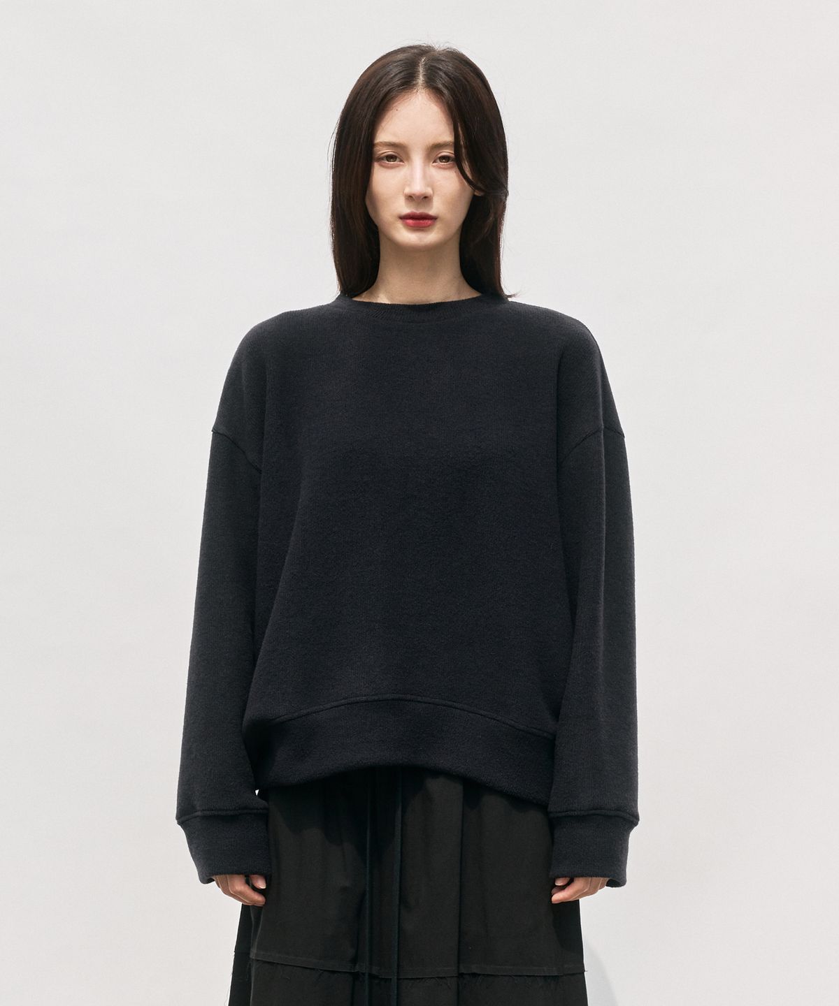 모노포비아(MONOPHOBIA) FLUFFY ROUND NECK SWEATER BLACK
