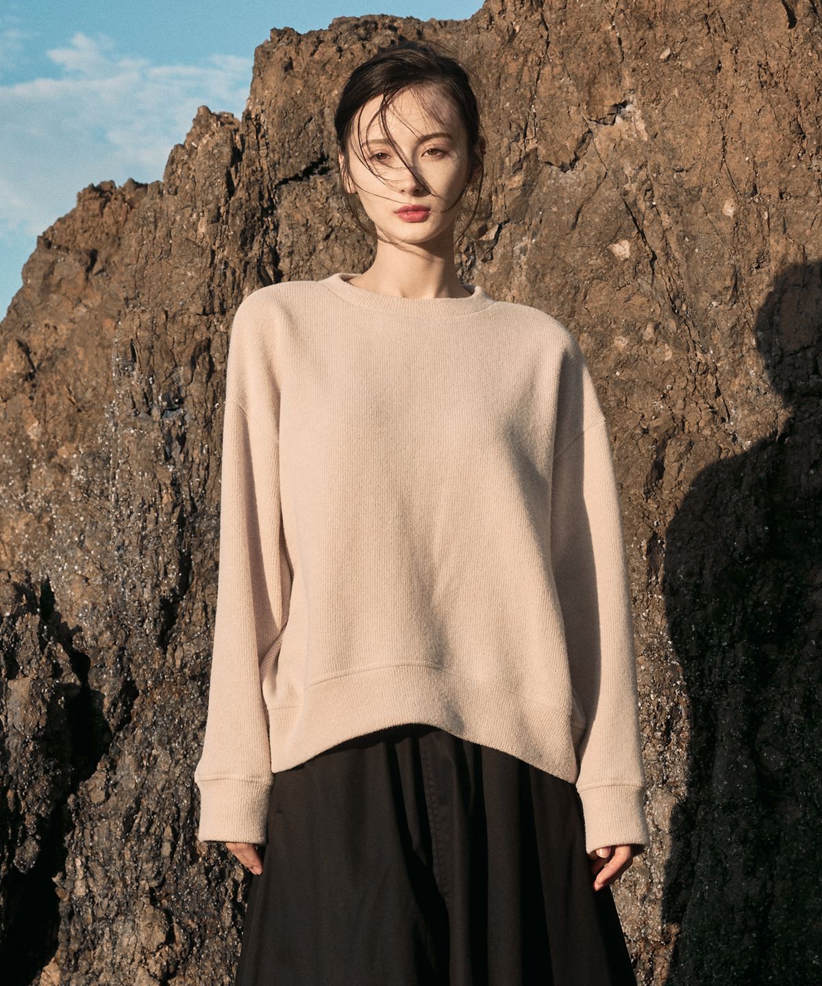 모노포비아(MONOPHOBIA) FLUFFY ROUND NECK SWEATER IVORY