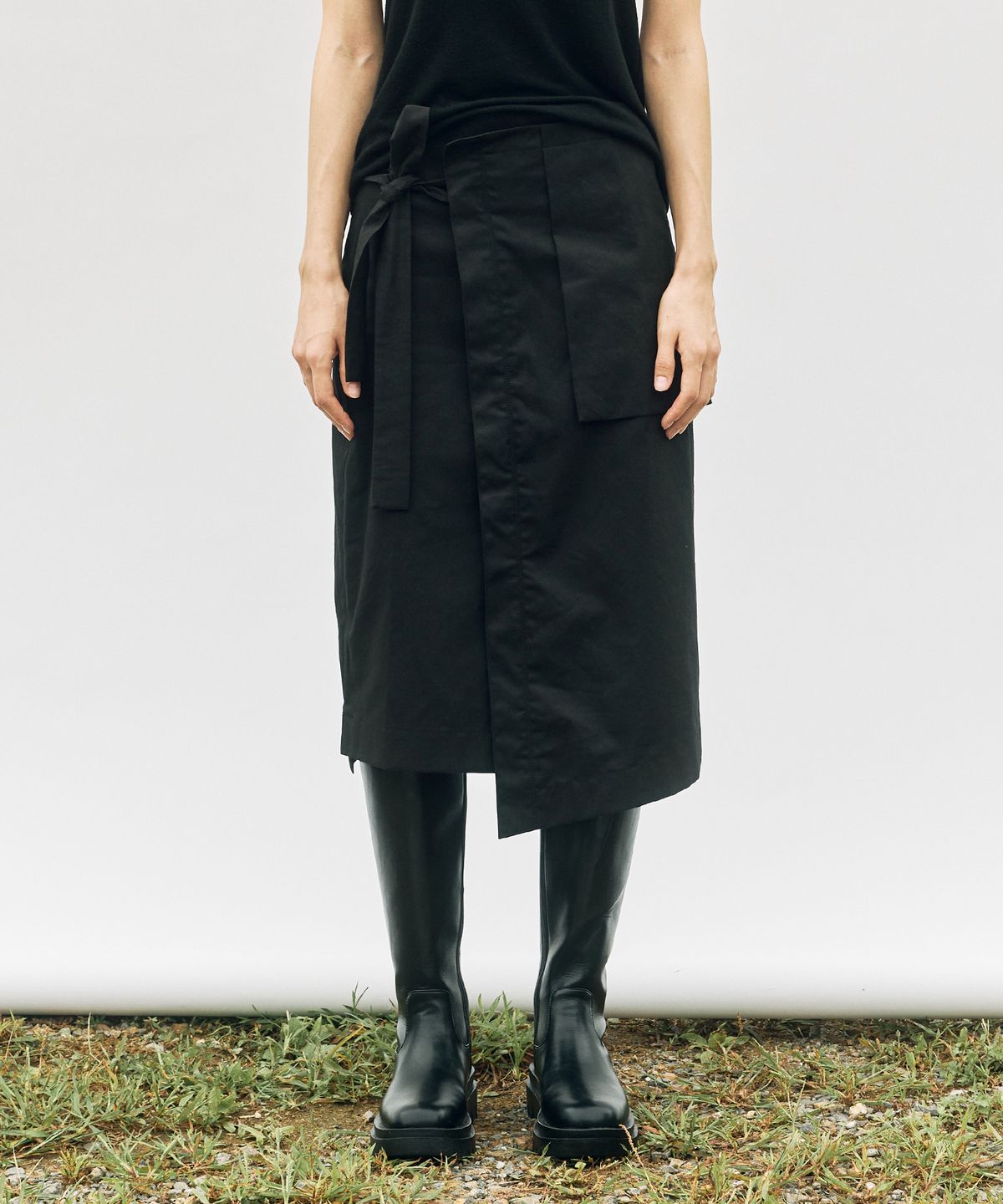 모노포비아(MONOPHOBIA) ASYMMETRICAL WRAP SKIRT BLACK
