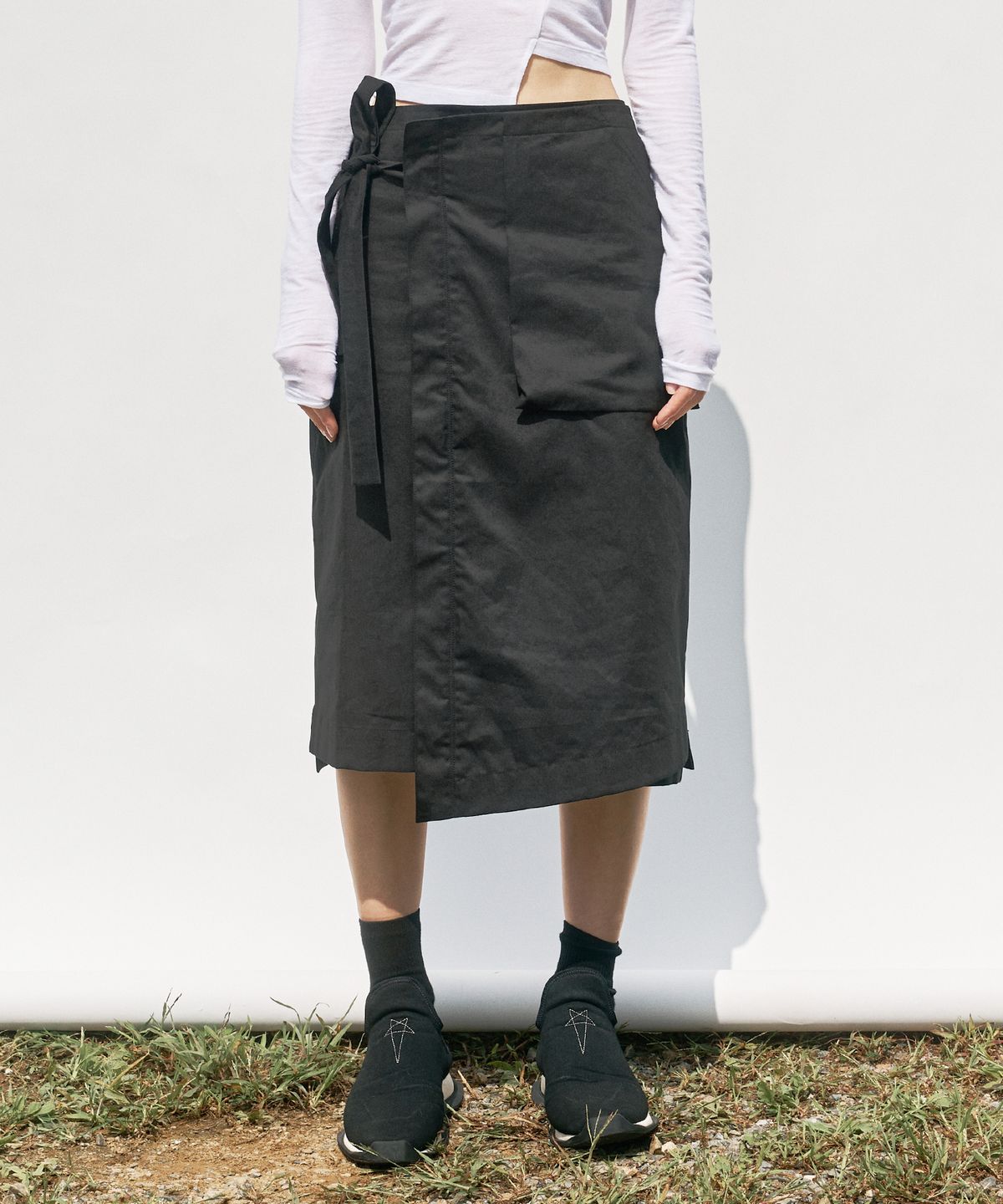 모노포비아(MONOPHOBIA) ASYMMETRICAL WRAP SKIRT GREY