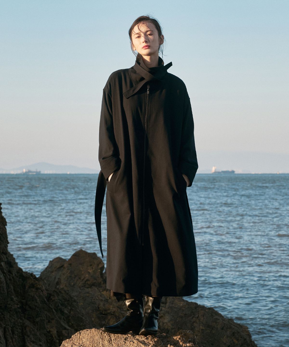 모노포비아(MONOPHOBIA) STRAP TIE NECK LONG COAT BLACK
