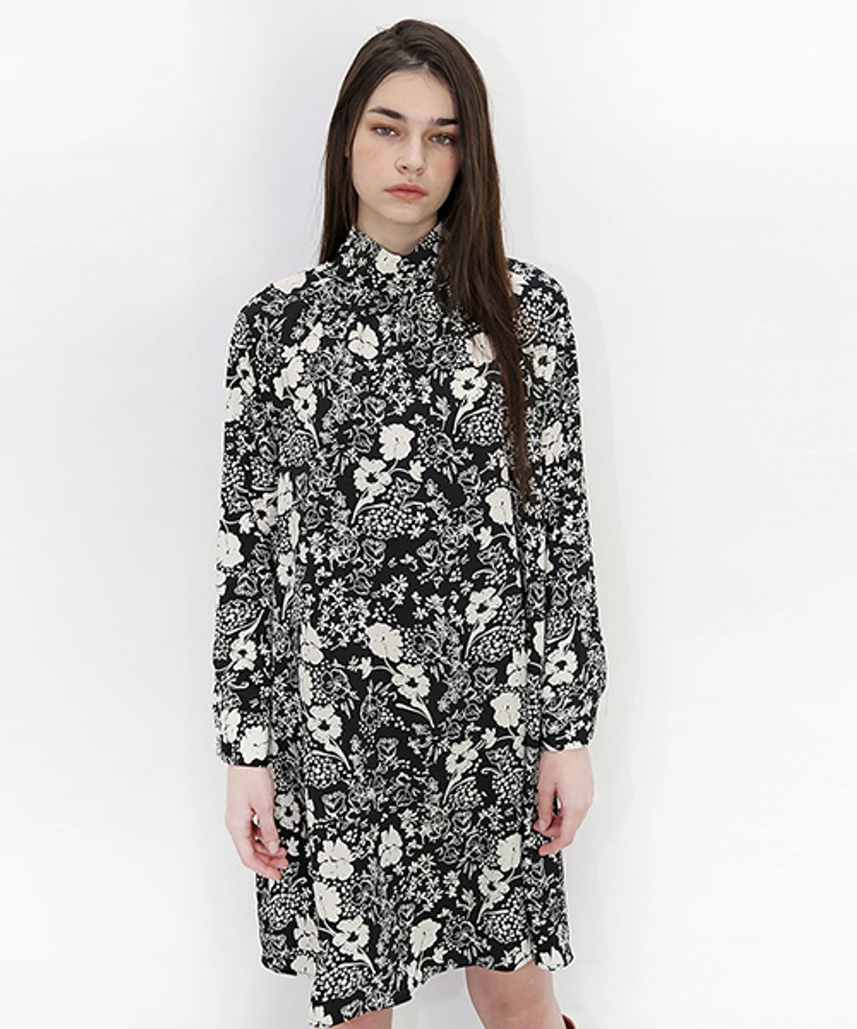 데미지니모닉(DAMAGE MNEMONIC) 터틀넥 플라워 블랙 원피스_Turtleneck Flower Black OP