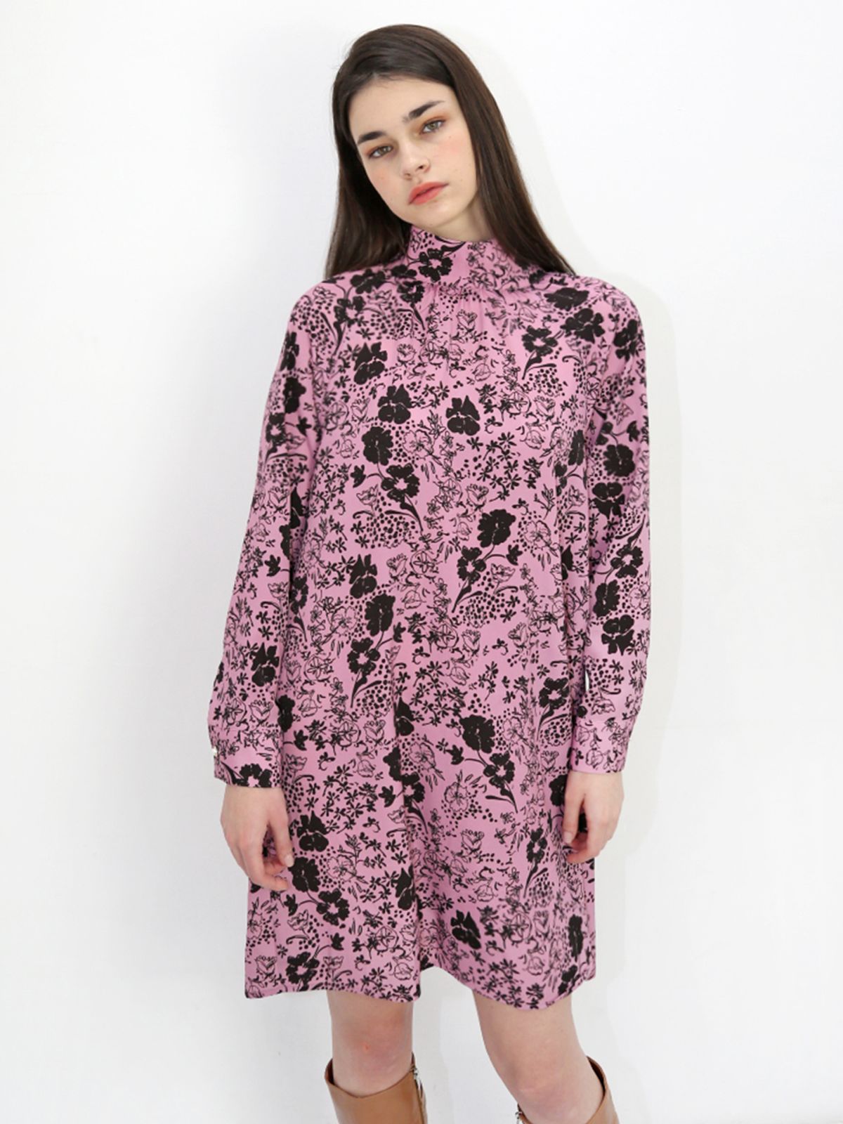 데미지니모닉(DAMAGE MNEMONIC) 터틀넥 플라워 핑크 원피스_Turtleneck Flower Pink OP