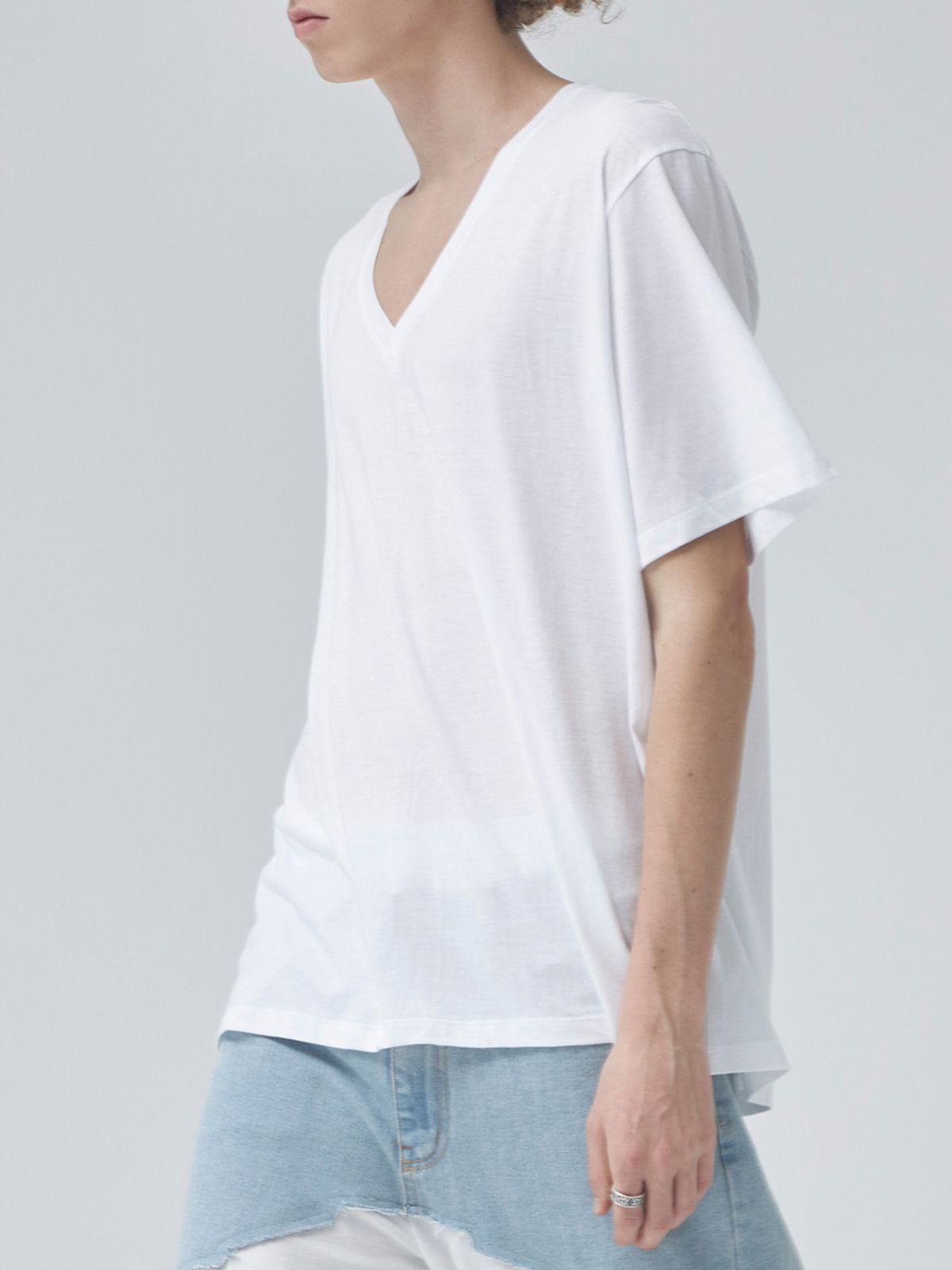 고저(GOZER) UNDER V-NECK HALF T-SHIRT_WHITE