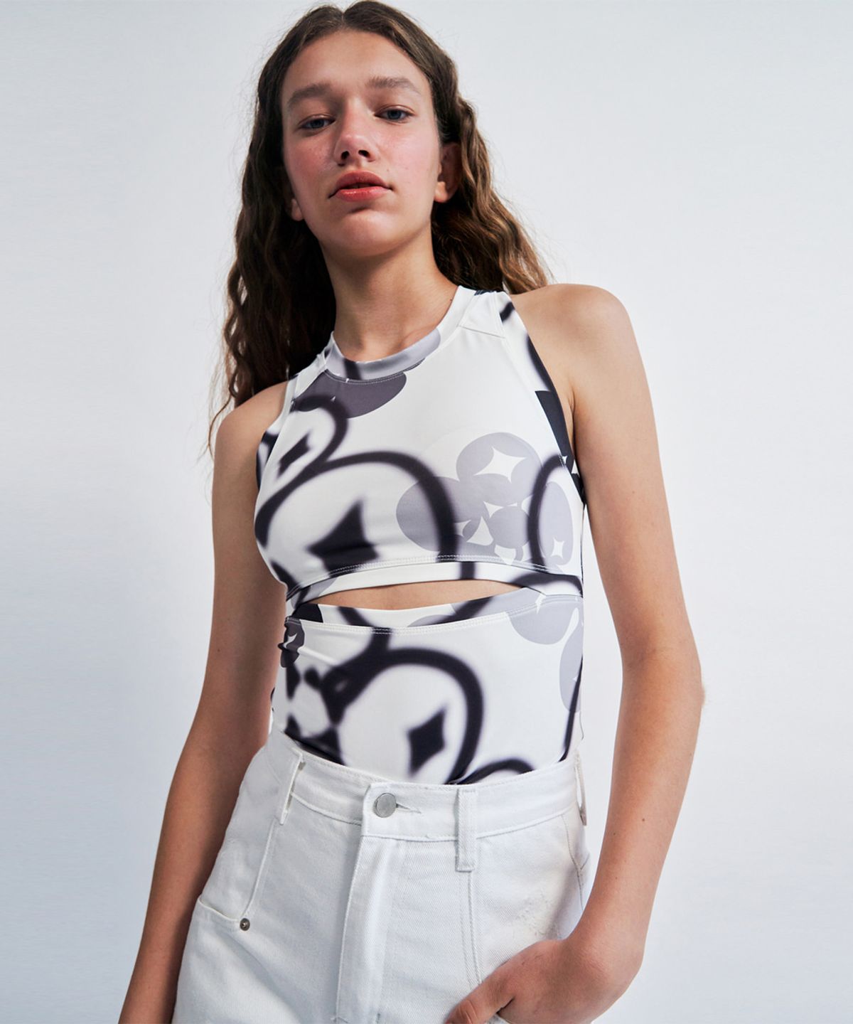 워브먼트(WOVEMENT) Flower Graphic Pattern Under Boop Sleeveless Top BLACK WBCSTP007BK