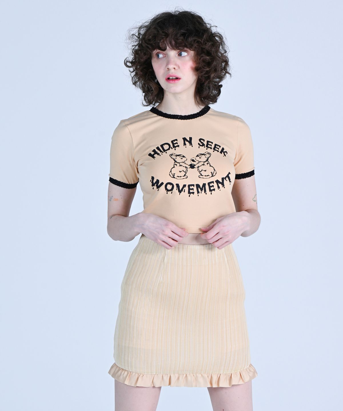 워브먼트(WOVEMENT) HIDE N SEEK Cropped T-shirts BEIGE WBCSTP004BE