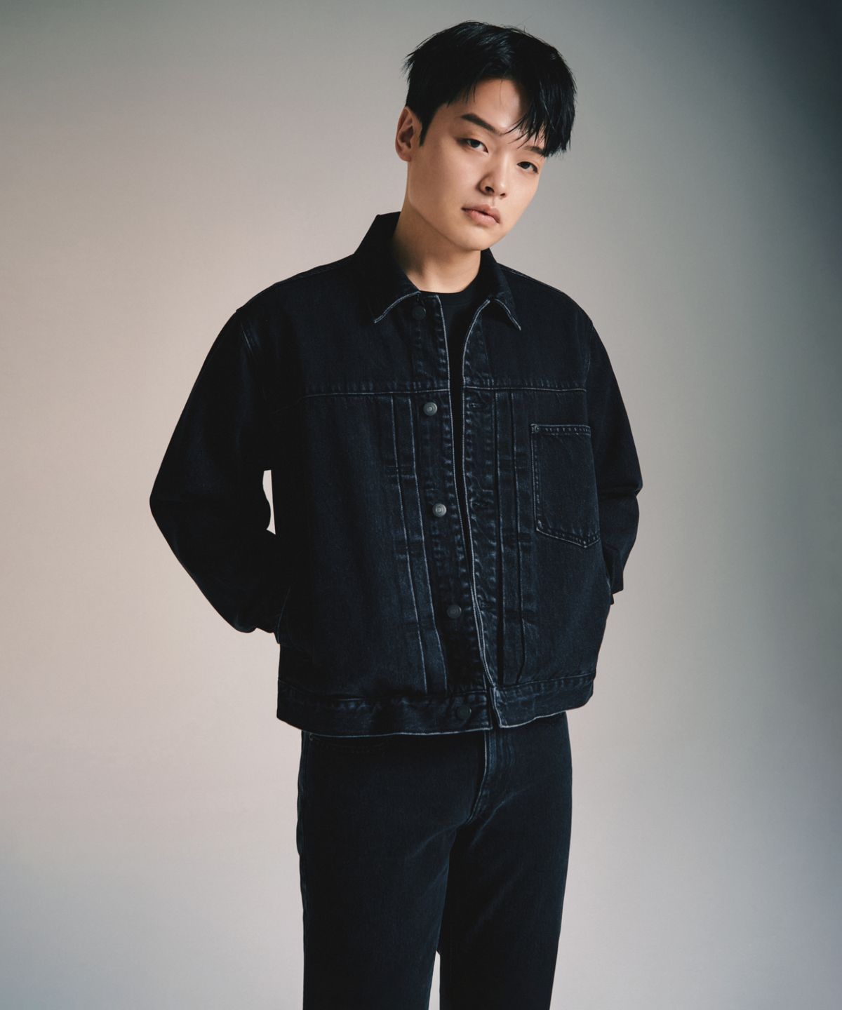 무신사 스탠다드(MUSINSA STANDARD) CONE 플리츠 데님 트러커 재킷 [워시드 블랙]