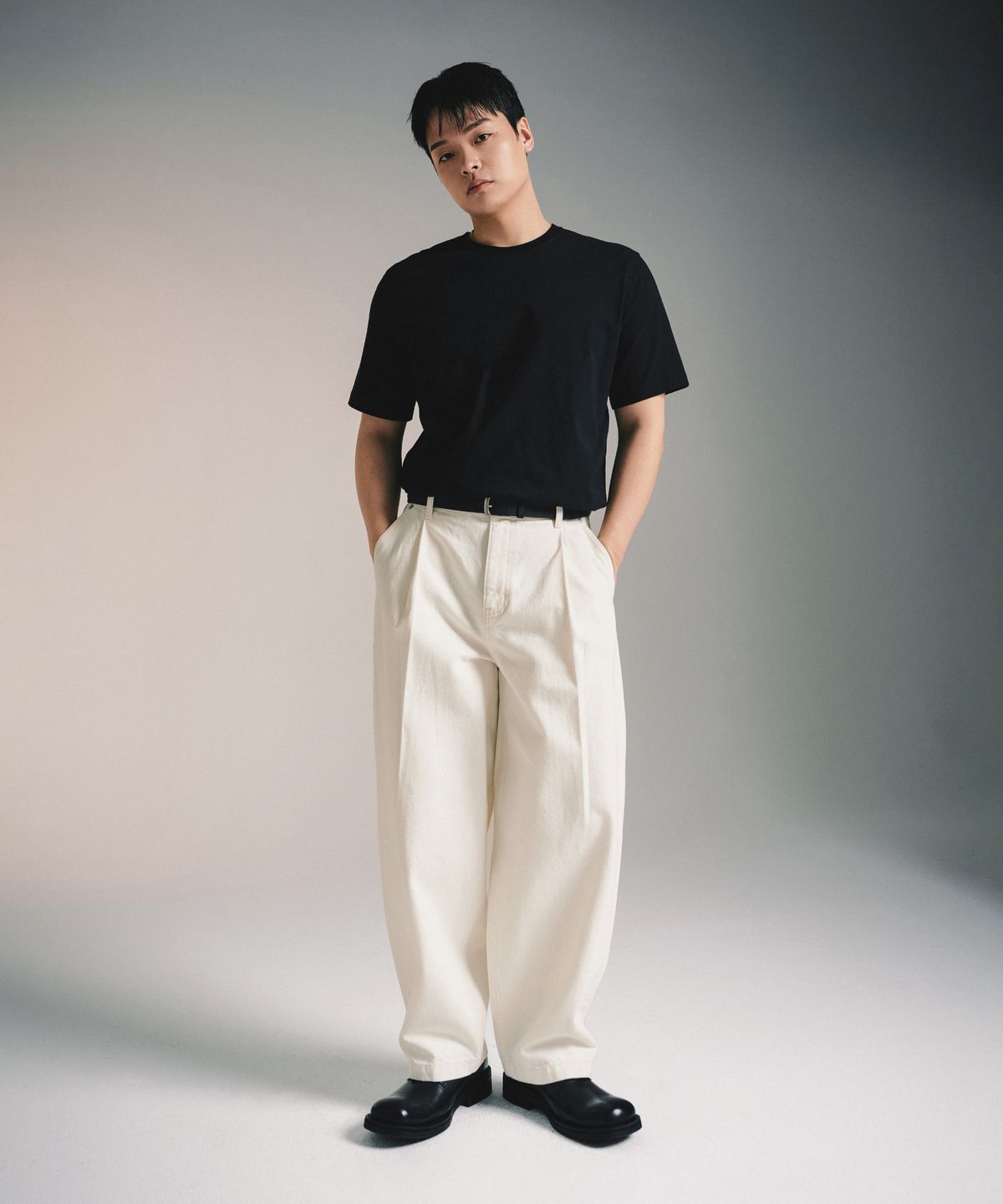 무신사 스탠다드(MUSINSA STANDARD) CONE 딥 턱 커브드 데님 팬츠 [크림]