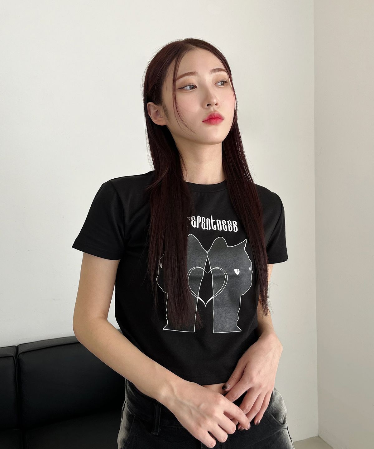 디쏘에이치(D.XO.H) 투 캣츠 하트 세미 크롭티 블랙