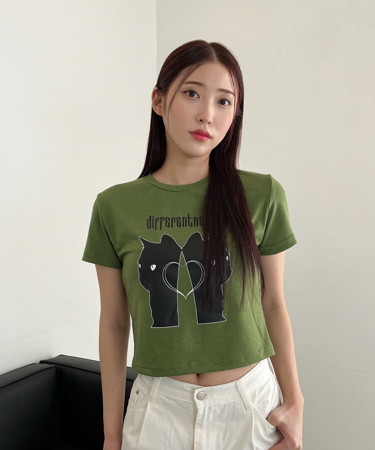 디쏘에이치(D.XO.H) 투 캣츠 하트 세미 크롭티 올리브그린