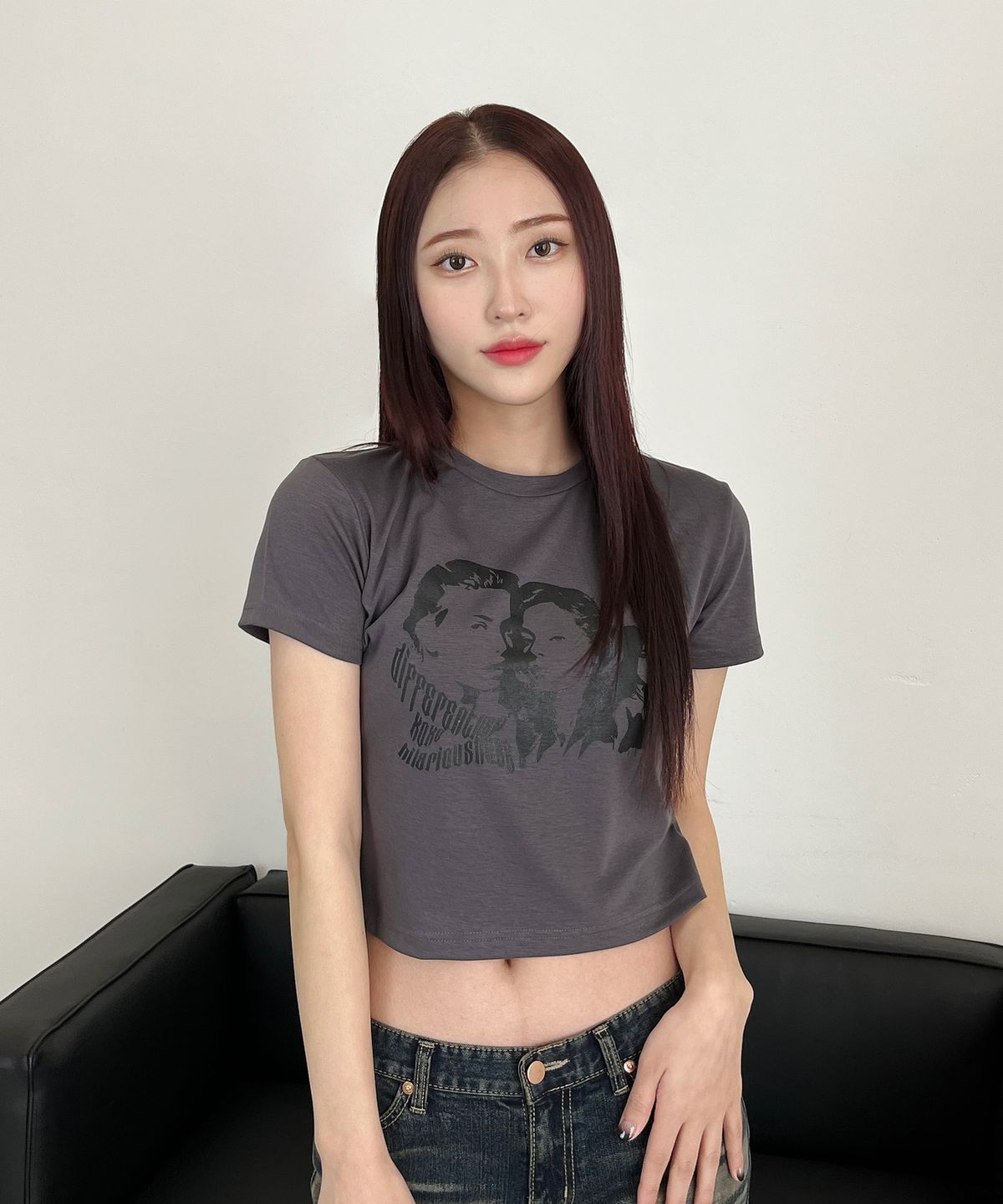 디쏘에이치(D.XO.H) 쓰리우먼즈 세미 크롭티 차콜