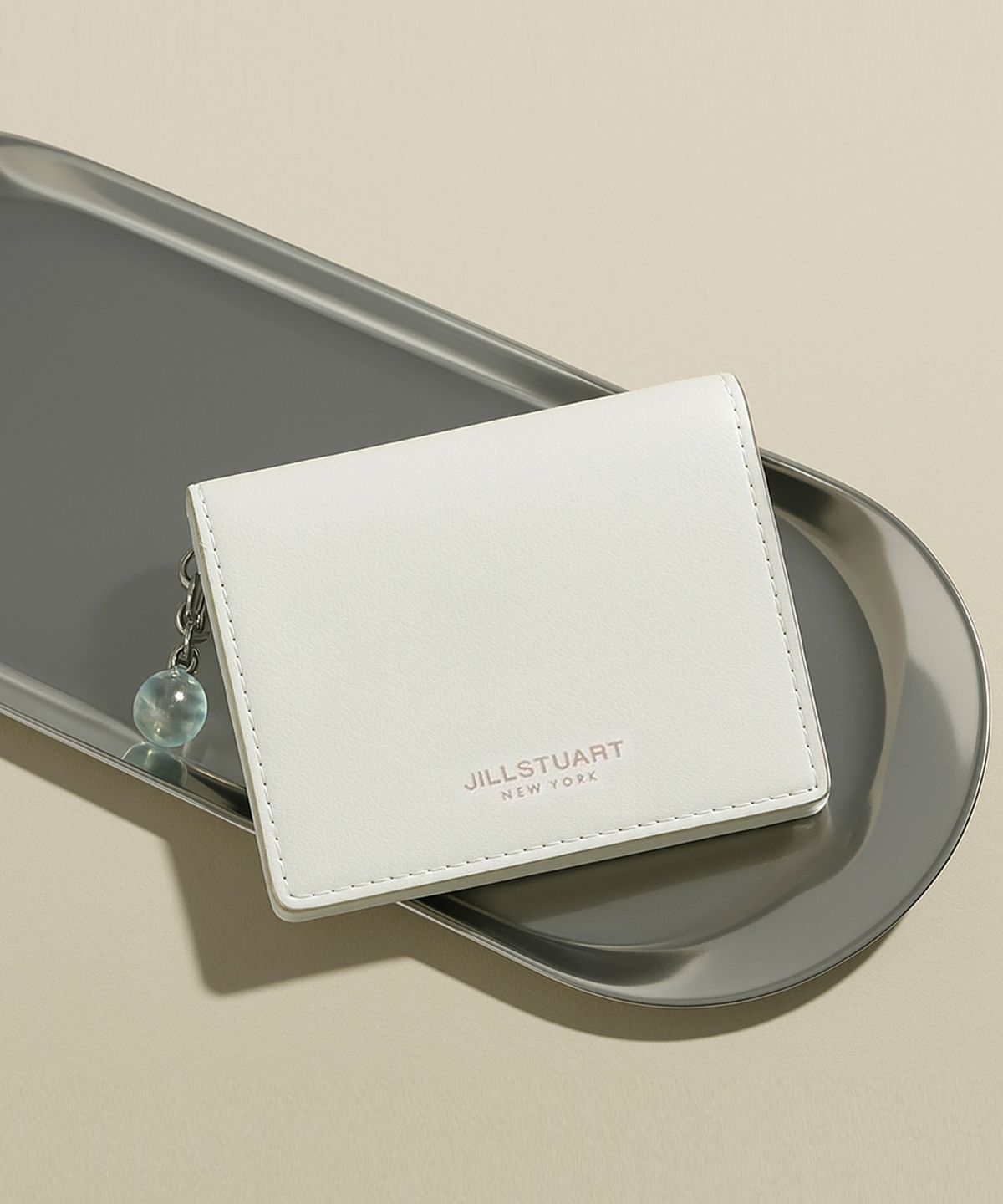 질스튜어트액세서리(JILLSTUART ACC) [아크릴볼][GIFT박스동봉 로고배색 소가죽 2단 반지갑