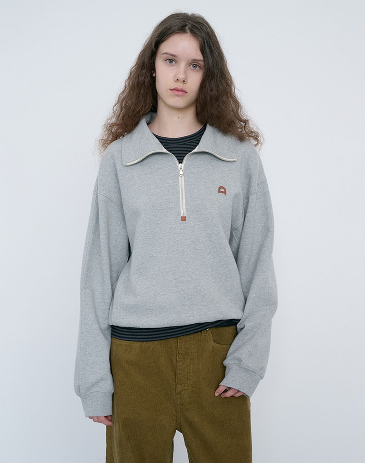 던스트(DUNST) UNISEX LEATHER LOGO HALF ZIP-UP SWEATSHIRT_UDTS6C107_MELANGE GREY