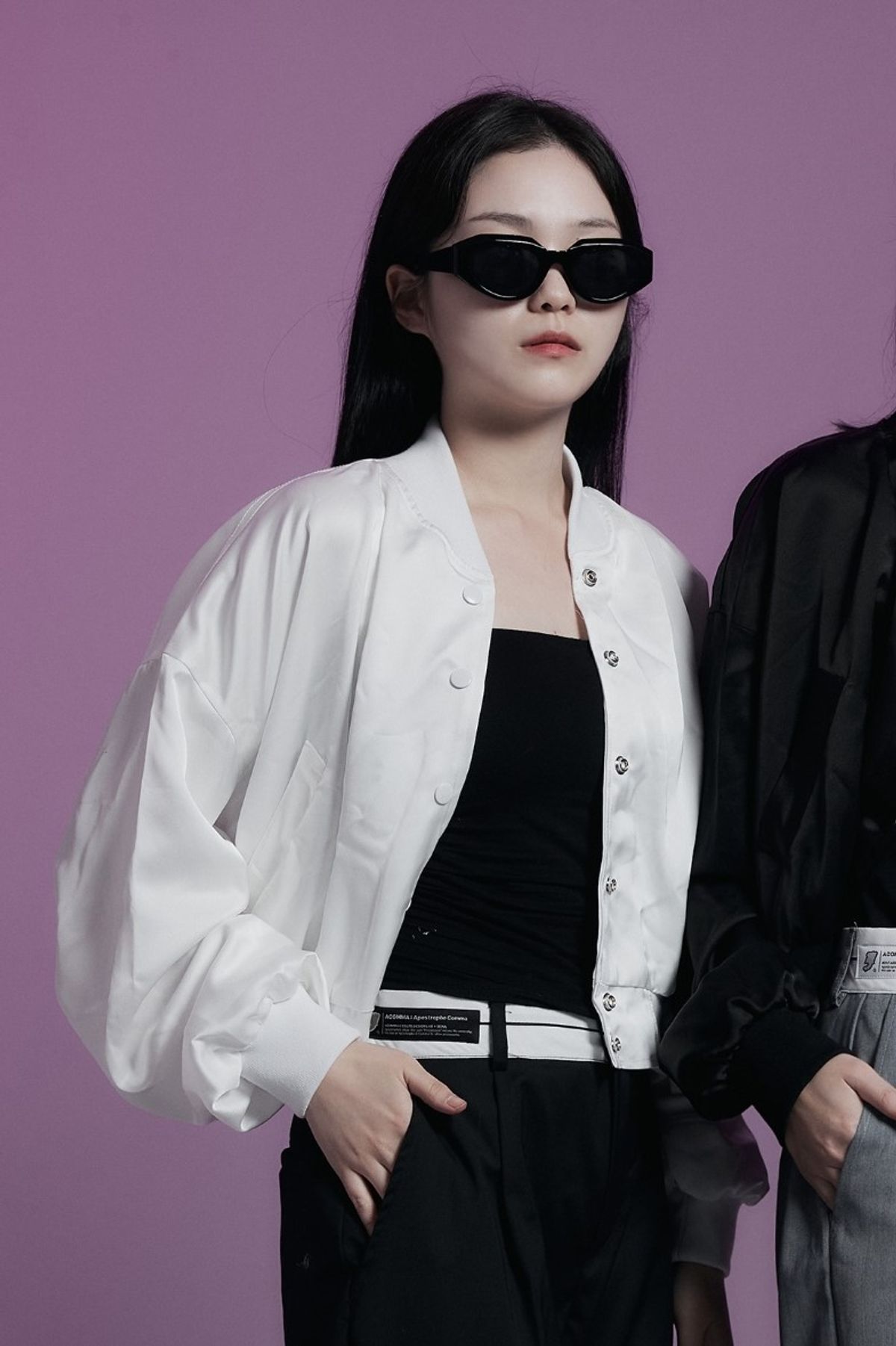 어퍼스트로피 콤마(APOSTROPHE COMMA) 사틴 바시티 자켓 블루종 점퍼 (화이트)