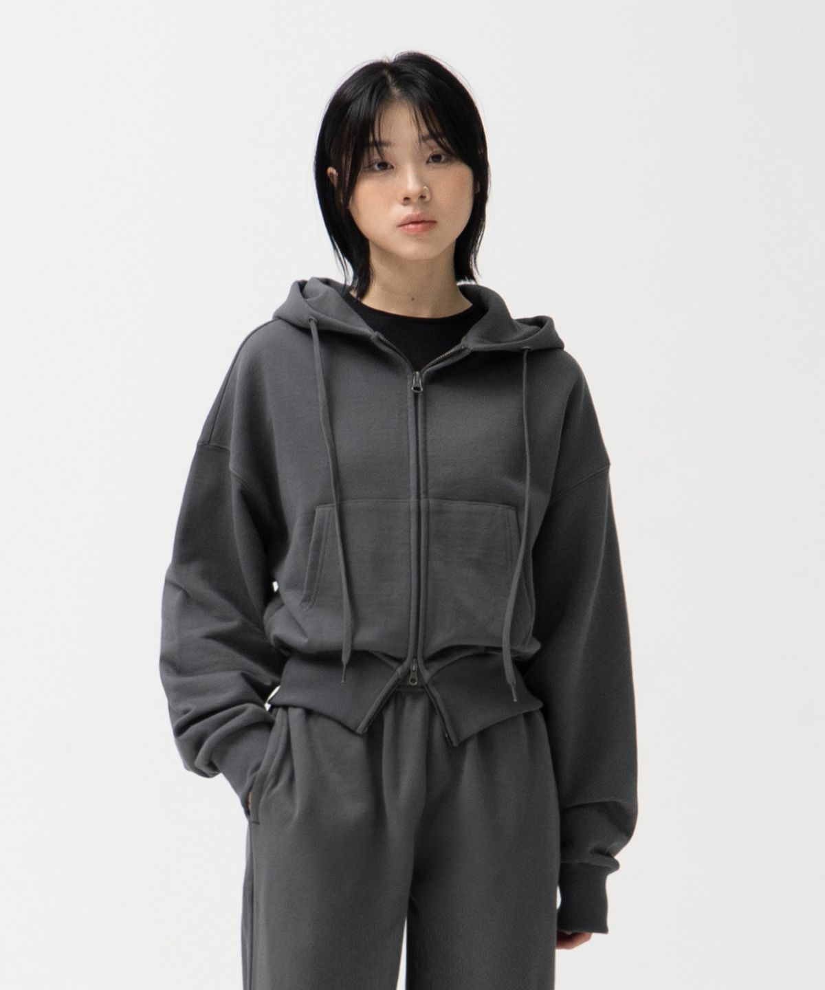 토피 우먼(TOFFEE WOMEN) W 2WAY 크롭 스웻 후드 집업 (CHARCOAL)