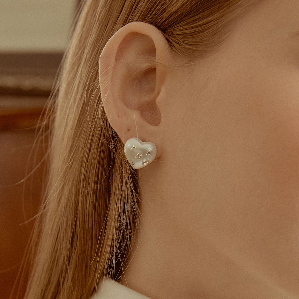 MUSINSA | TATIANA Lettering Pearl Heart Earring EC1949