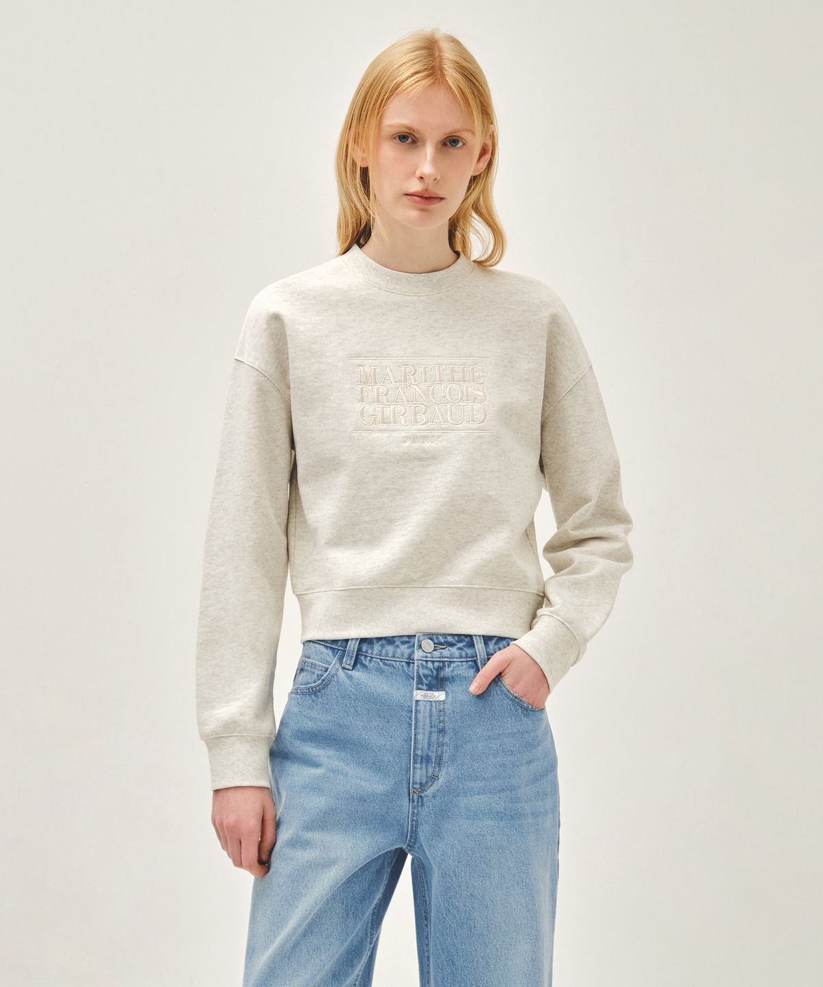 마리떼 프랑소와 저버(MARITHÉ + FRANҪOIS GIRBAUD) W CLASSIC LOGO CROP SWEATSHIRT oatmeal