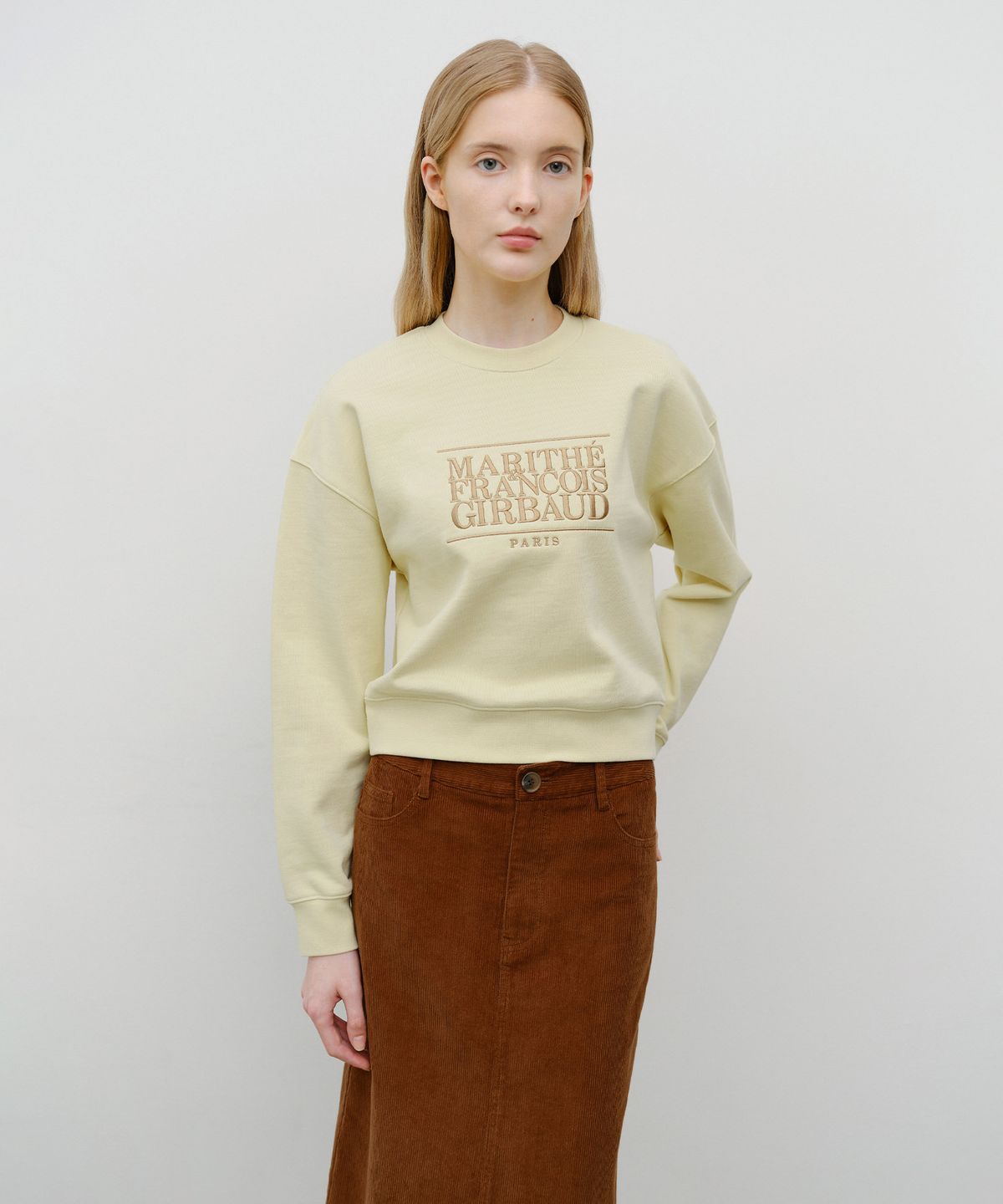 마리떼 프랑소와 저버(MARITHÉ + FRANҪOIS GIRBAUD) W CLASSIC LOGO CROP SWEATSHIRT light yellow