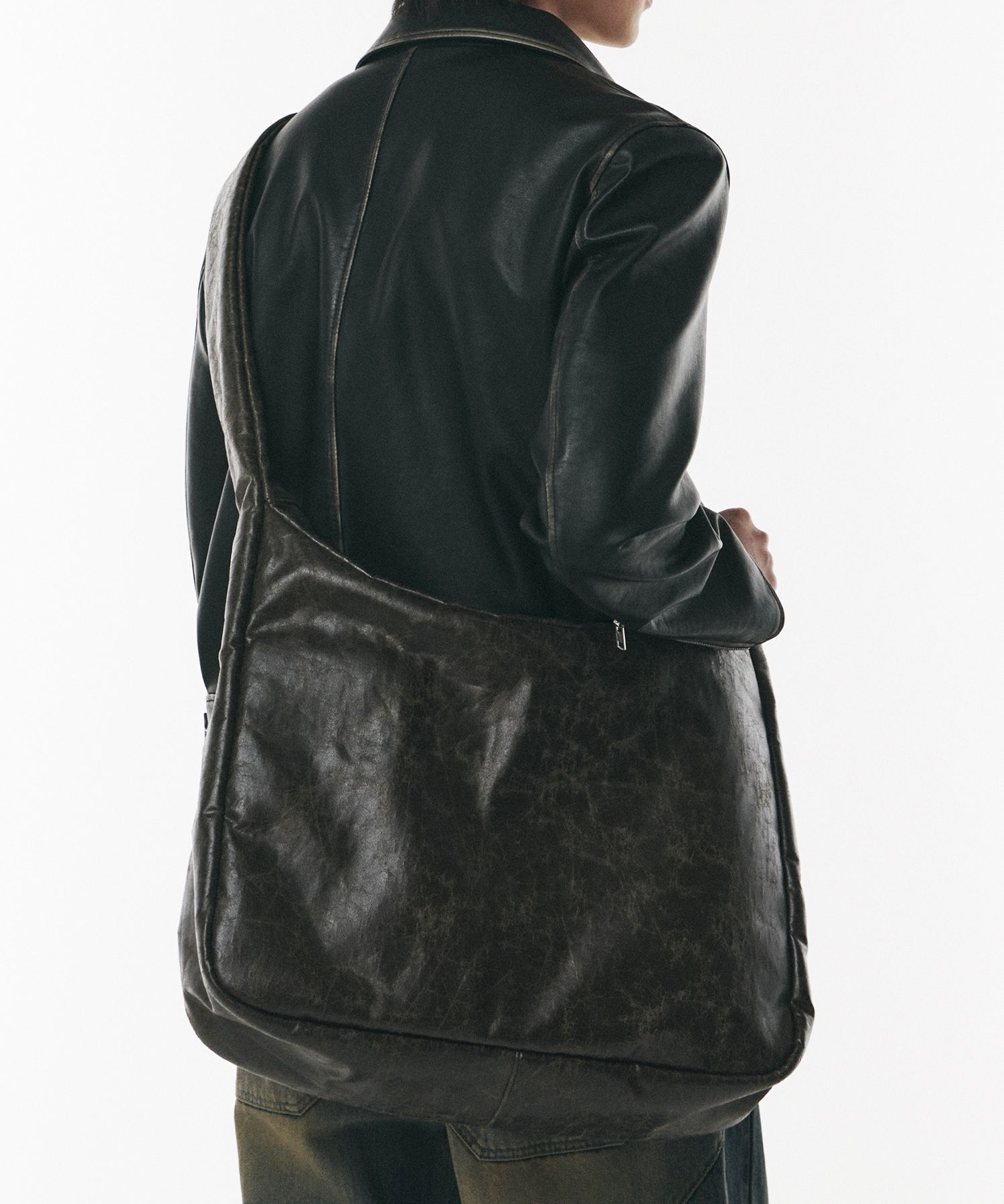 MUSINSA | DOFFJASON Vintage Cracked Leather Crossbody Bag